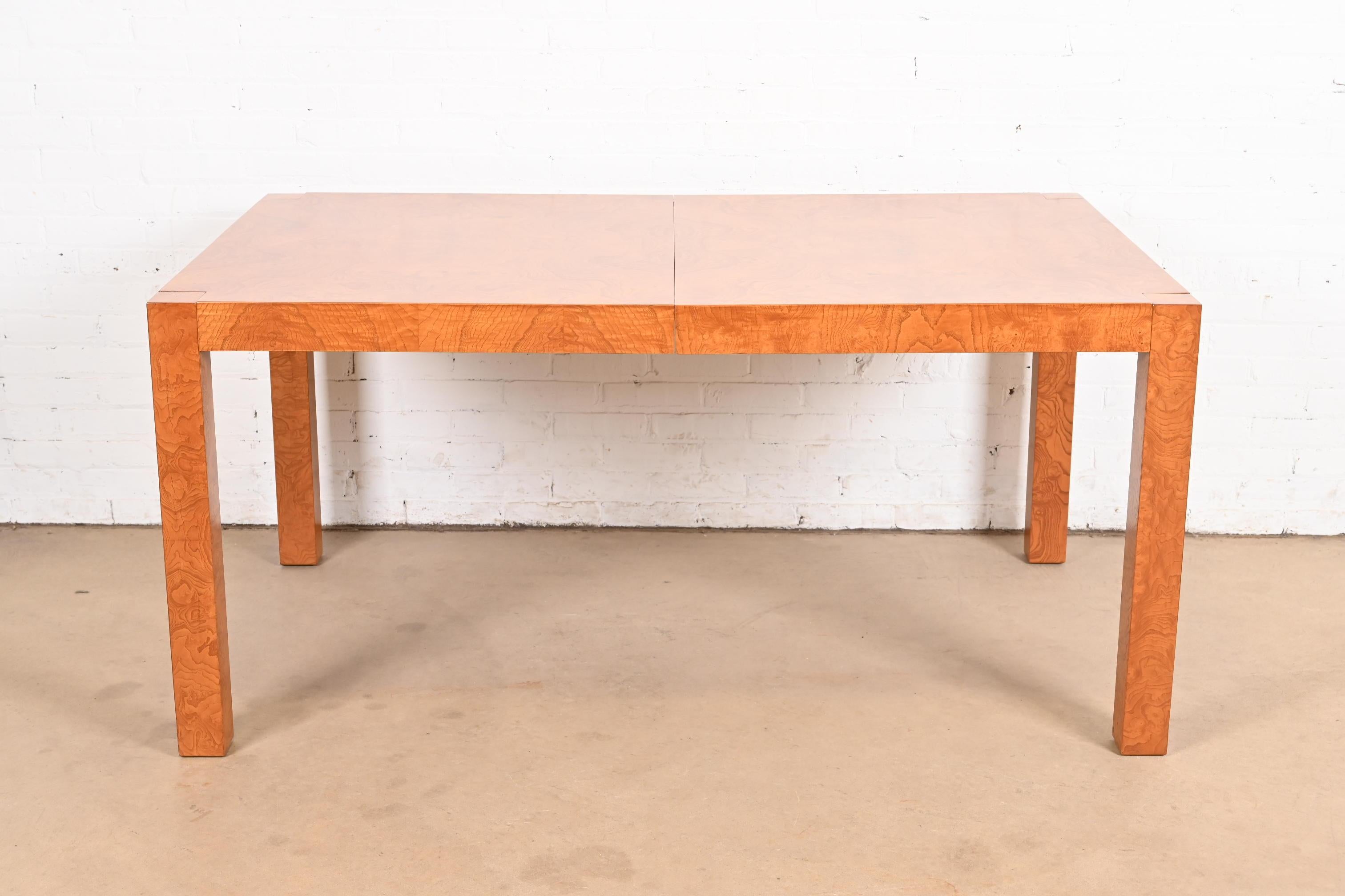 Table de salle à manger Parsons en bois de broussin de style Milo Baughman par Lane, nouvellement revernie en vente 1