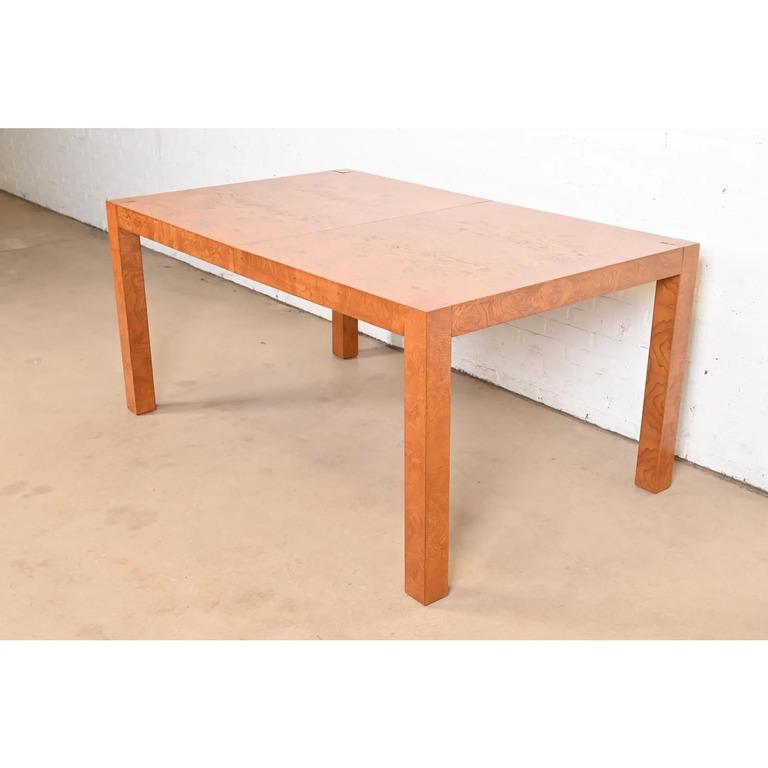 Table de salle à manger Parsons en bois de broussin de style Milo Baughman par Lane, nouvellement revernie en vente 2