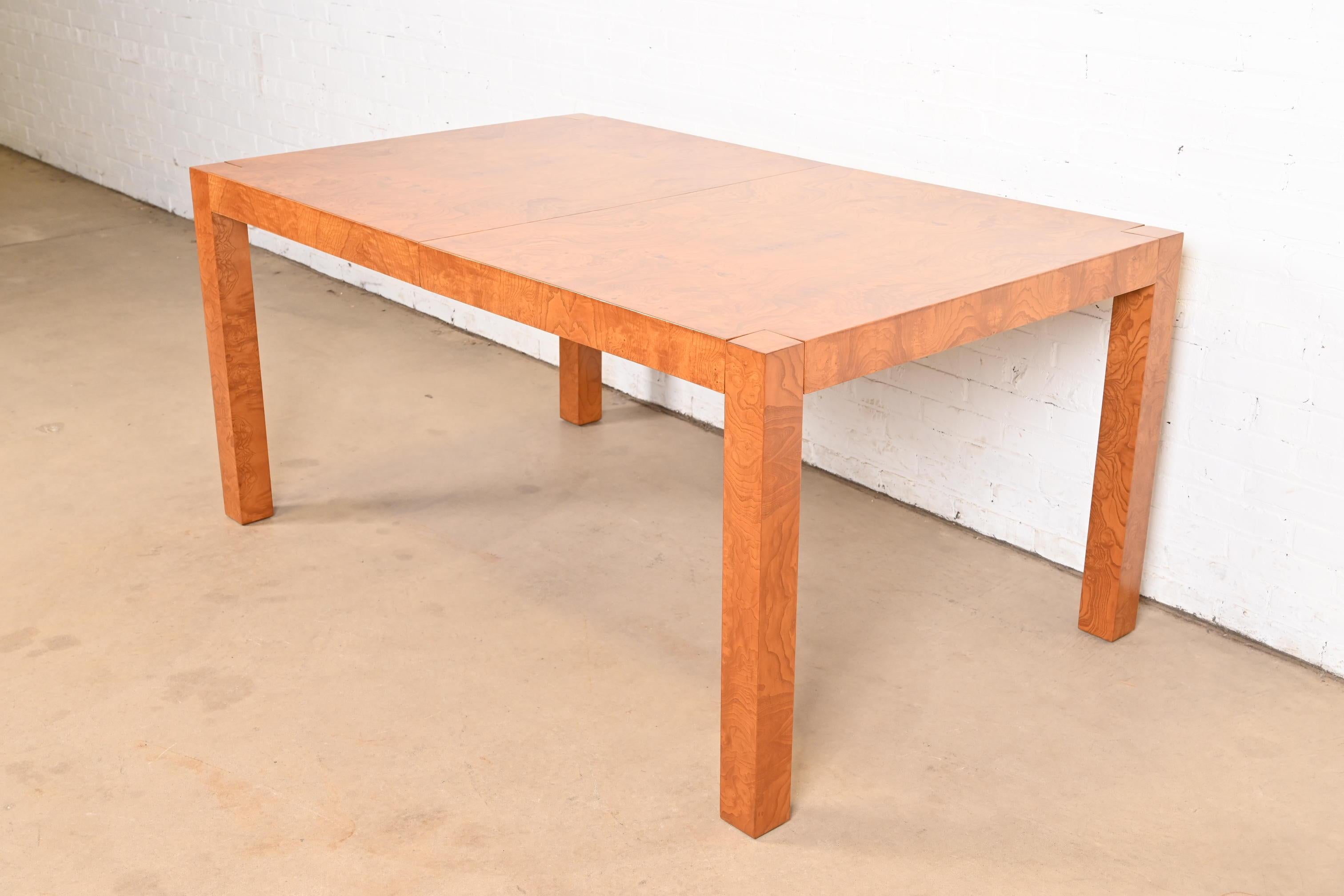 Table de salle à manger Parsons en bois de broussin de style Milo Baughman par Lane, nouvellement revernie en vente 2