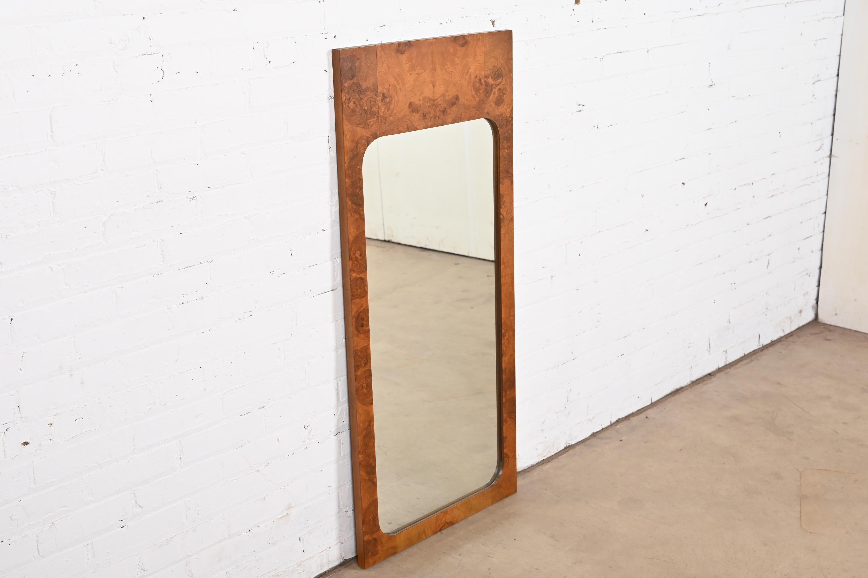 A gorgeous tall Mid-Century Modern burl wood wall mirror

In the manner of Milo Baughman

By Lane Furniture

USA, 1970s

Measures: 21.25