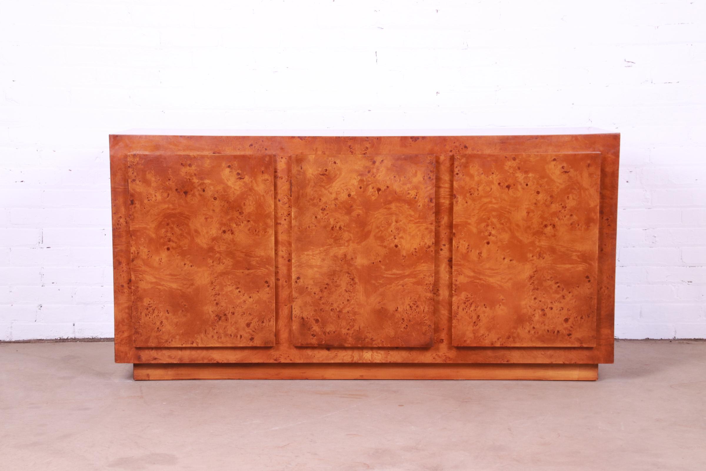 A gorgeous mid-century modern burl wood sideboard, credenza, or bar cabinet

In the manner of Milo Baughman

USA, Circa 1970s

Measures: 60