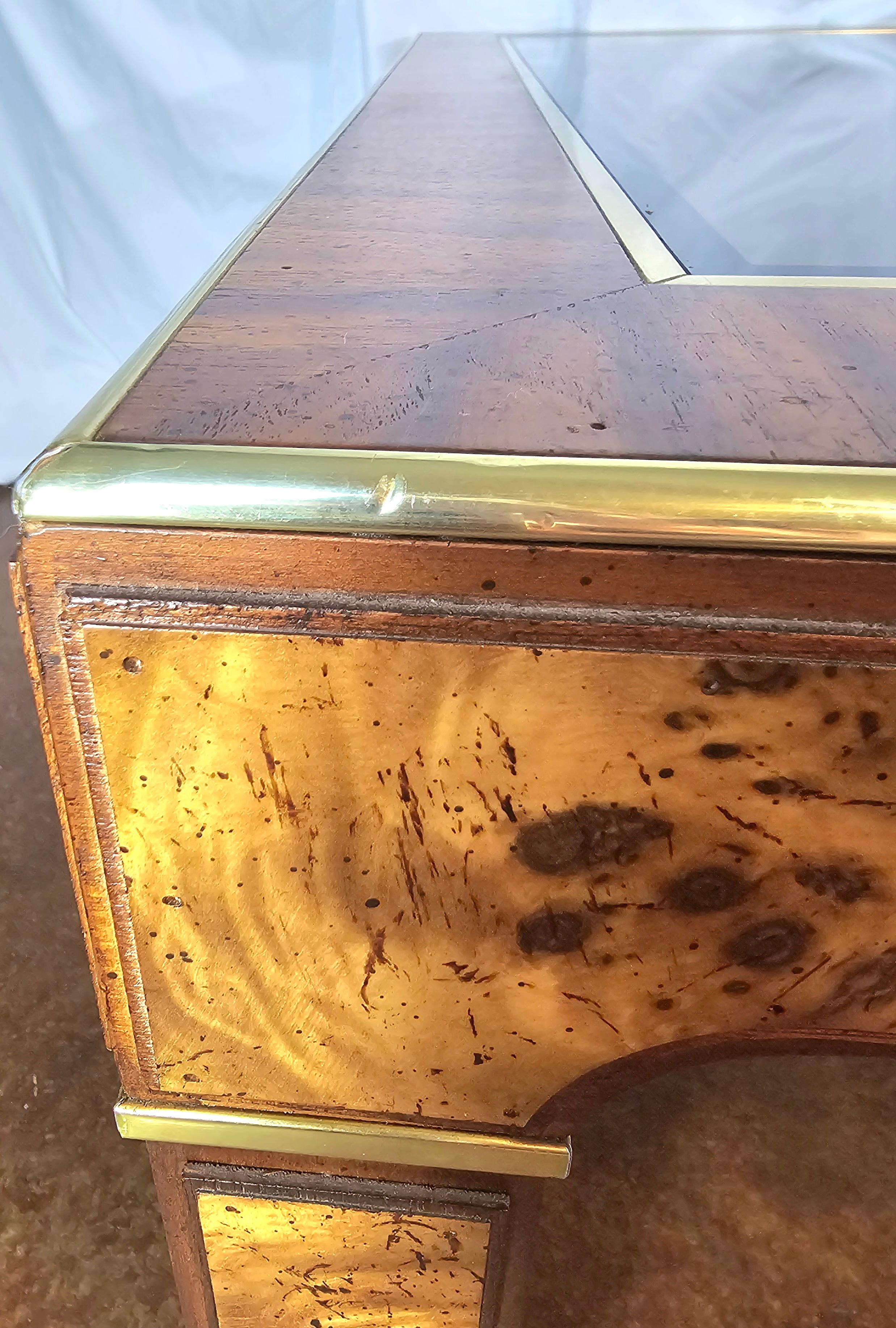 Laiton Table basse en bois, laiton et verre de style Milo Baughman en vente