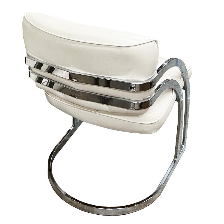 Mid-Century Modern Chaises de salle à manger cantilever de style Milo Baughman en blanc et chrome - lot de 5 en vente