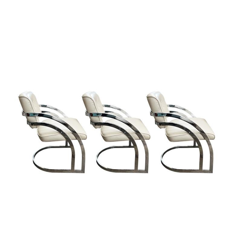 Chaises de salle à manger cantilever de style Milo Baughman en blanc et chrome - lot de 5 Bon état - En vente à Oklahoma City, OK