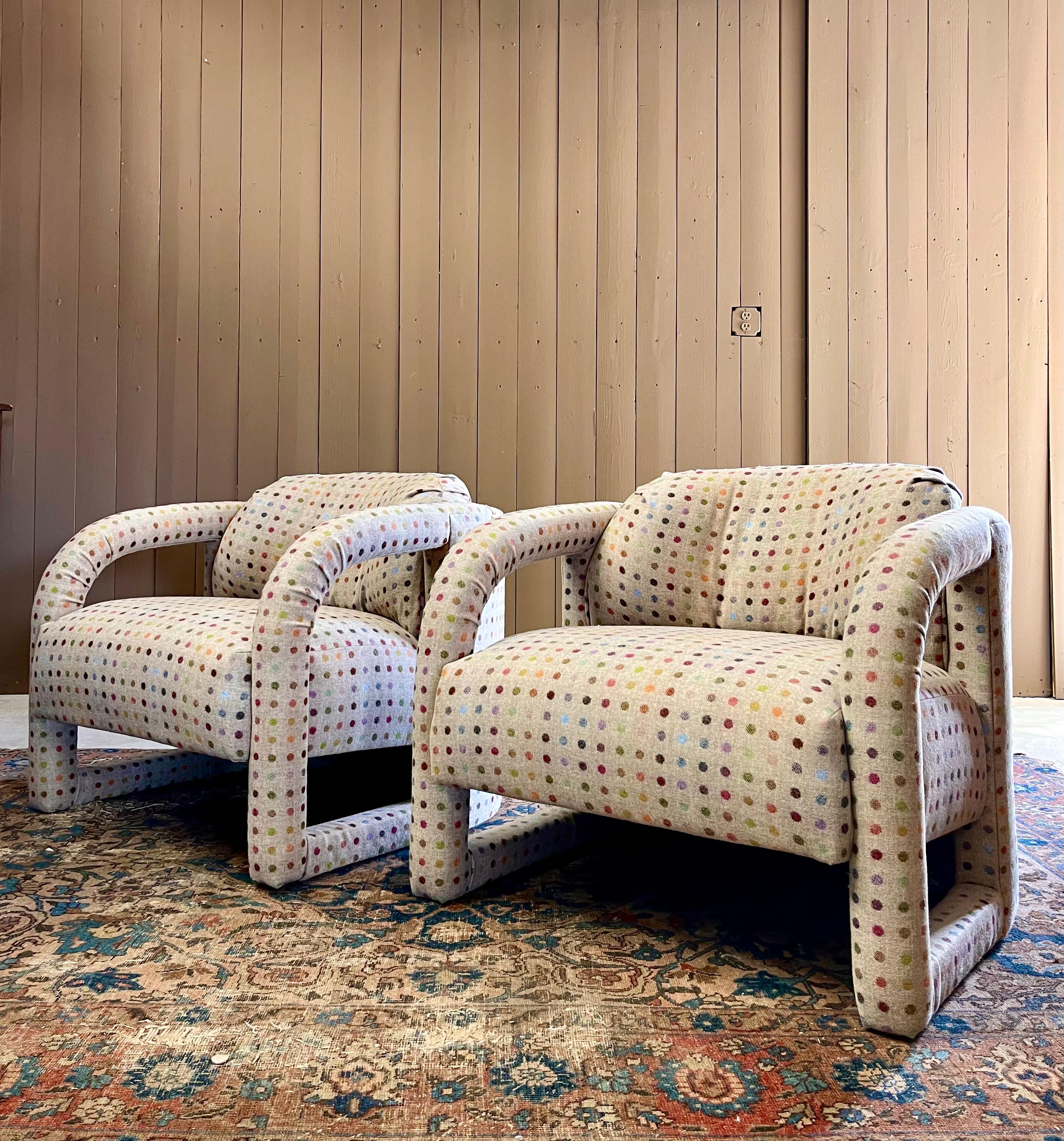 Cette paire de chaises longues de style Milo Baughman présente un design Parsons épuré et est recouverte d'un tissu de laine anglaise à pois coloré. Avec des lignes épurées et un motif audacieux, ces chaises apportent un style moderne et du confort