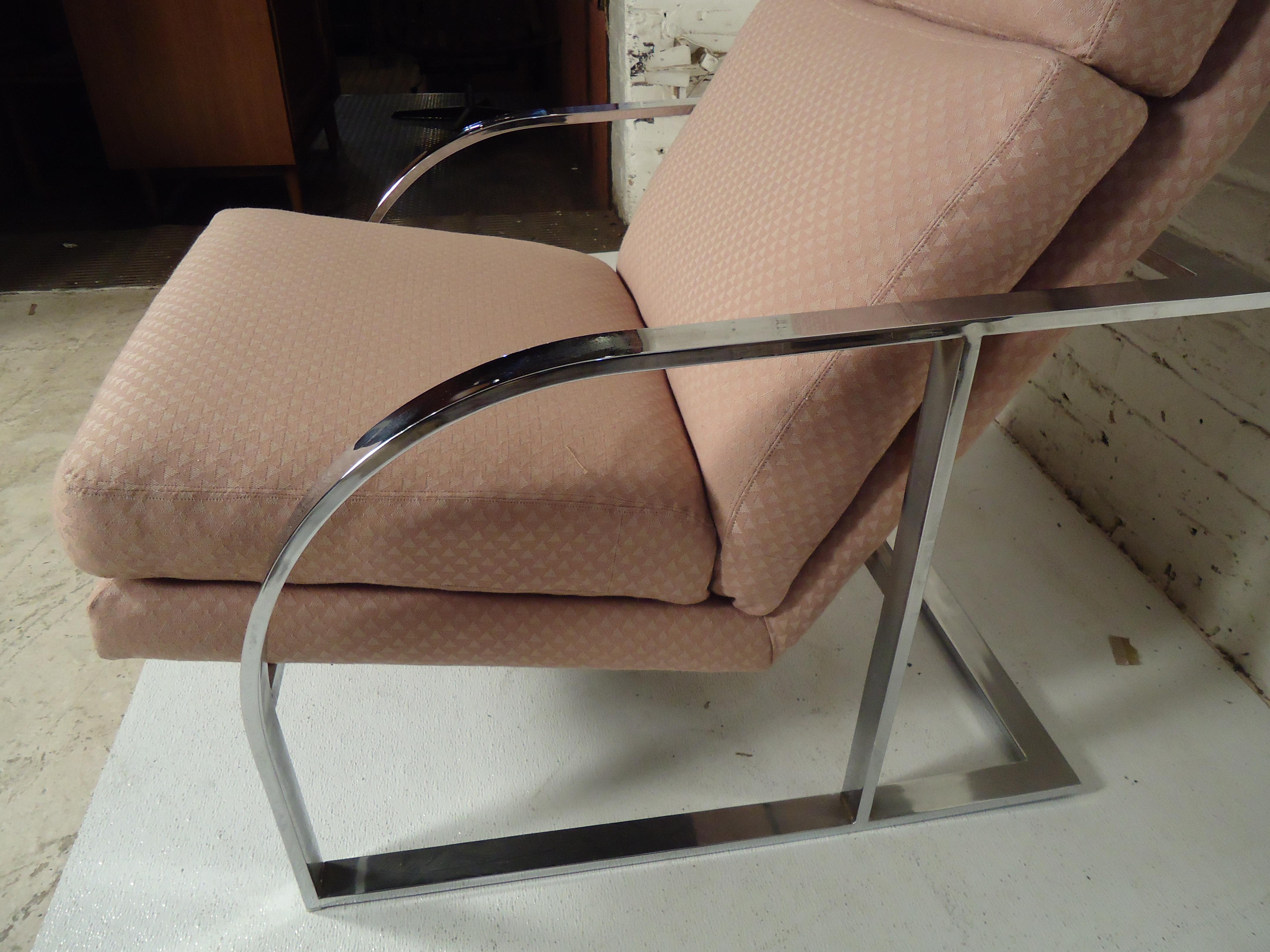 Flat Bar Chrome Lounge Chair In Good Condition For Sale In Brooklyn, NY