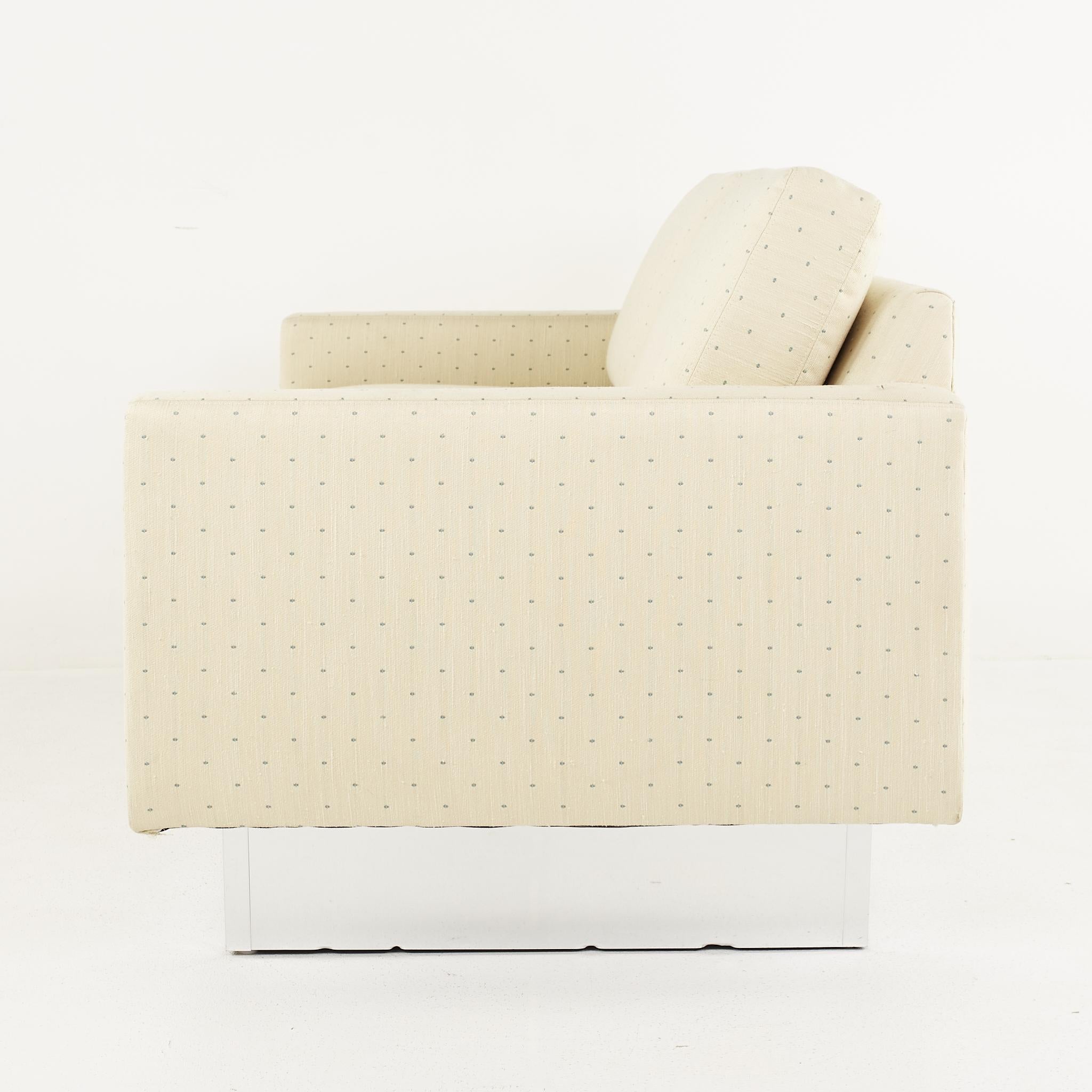 Sofá de dos plazas con base de zócalo cromada estilo Milo Baughman Classic Gallery MCM, Pareja en venta 2