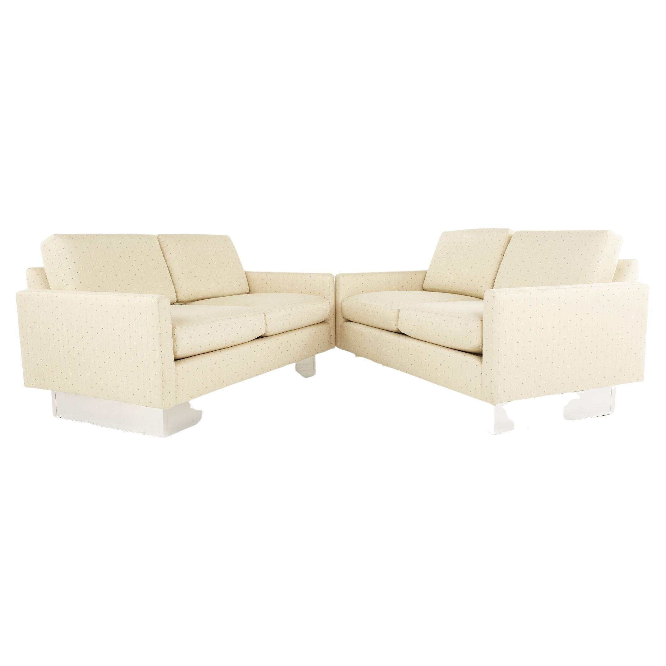 Milo Baughman Style Classic Gallery MCM Chrome Plinth Base Loveseat, una coppia