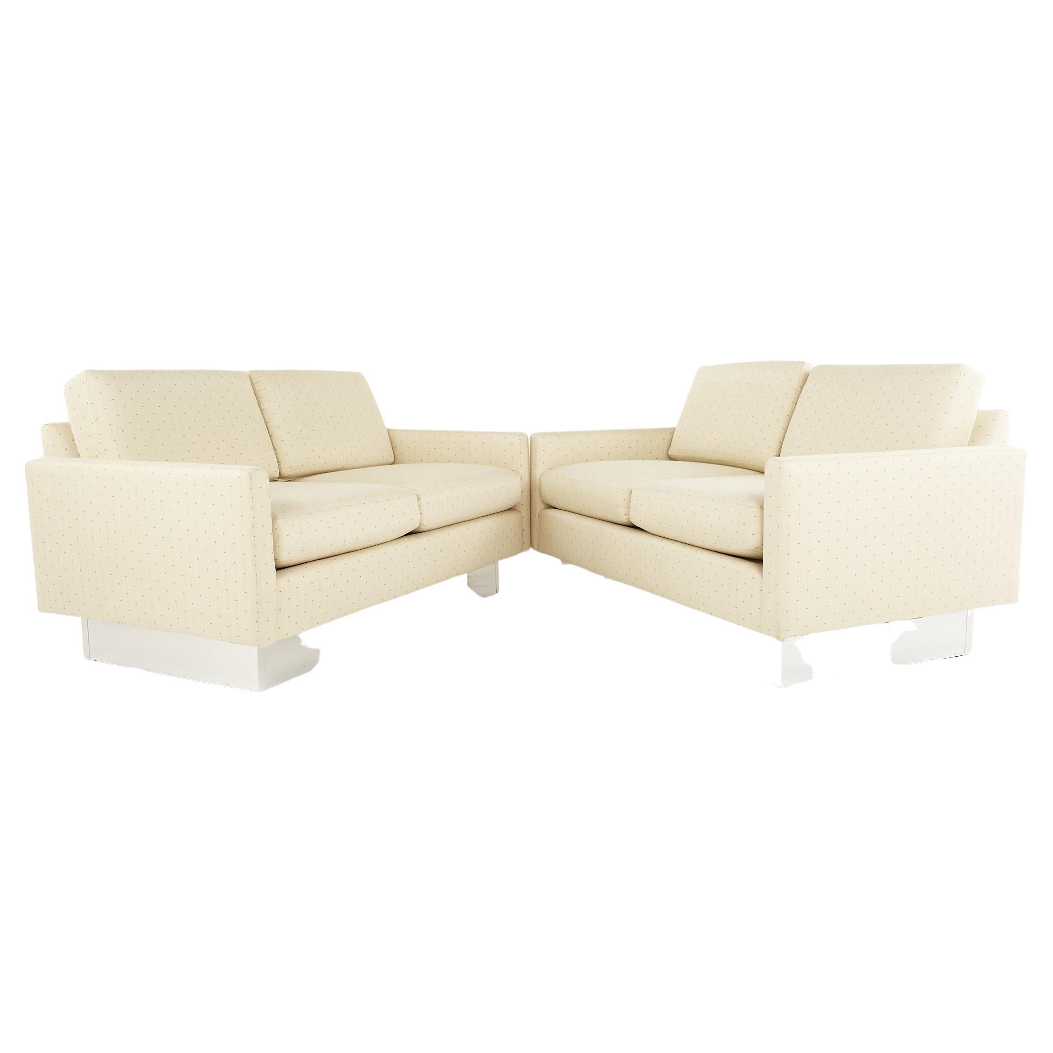 Milo Baughman Style Classic Gallery MCM Loveseat mit Chromsockel, ein Paar