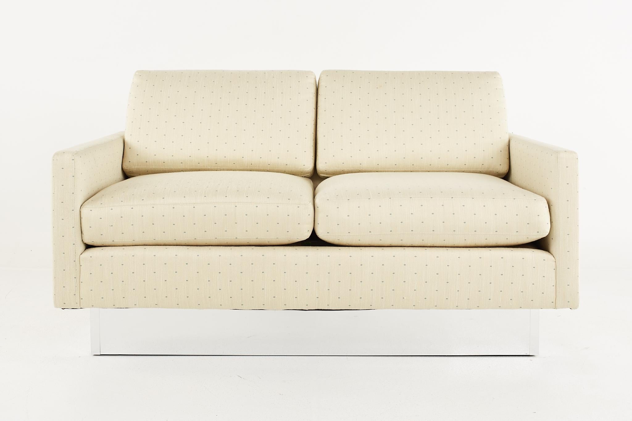 Milo Baughman stile classic gallery metà secolo base cromata amante del basamento

Questo divano misura: 56 di larghezza x 33 di profondità x 33 di altezza, con un'altezza della seduta di 19 pollici e un'altezza dei braccioli di 23