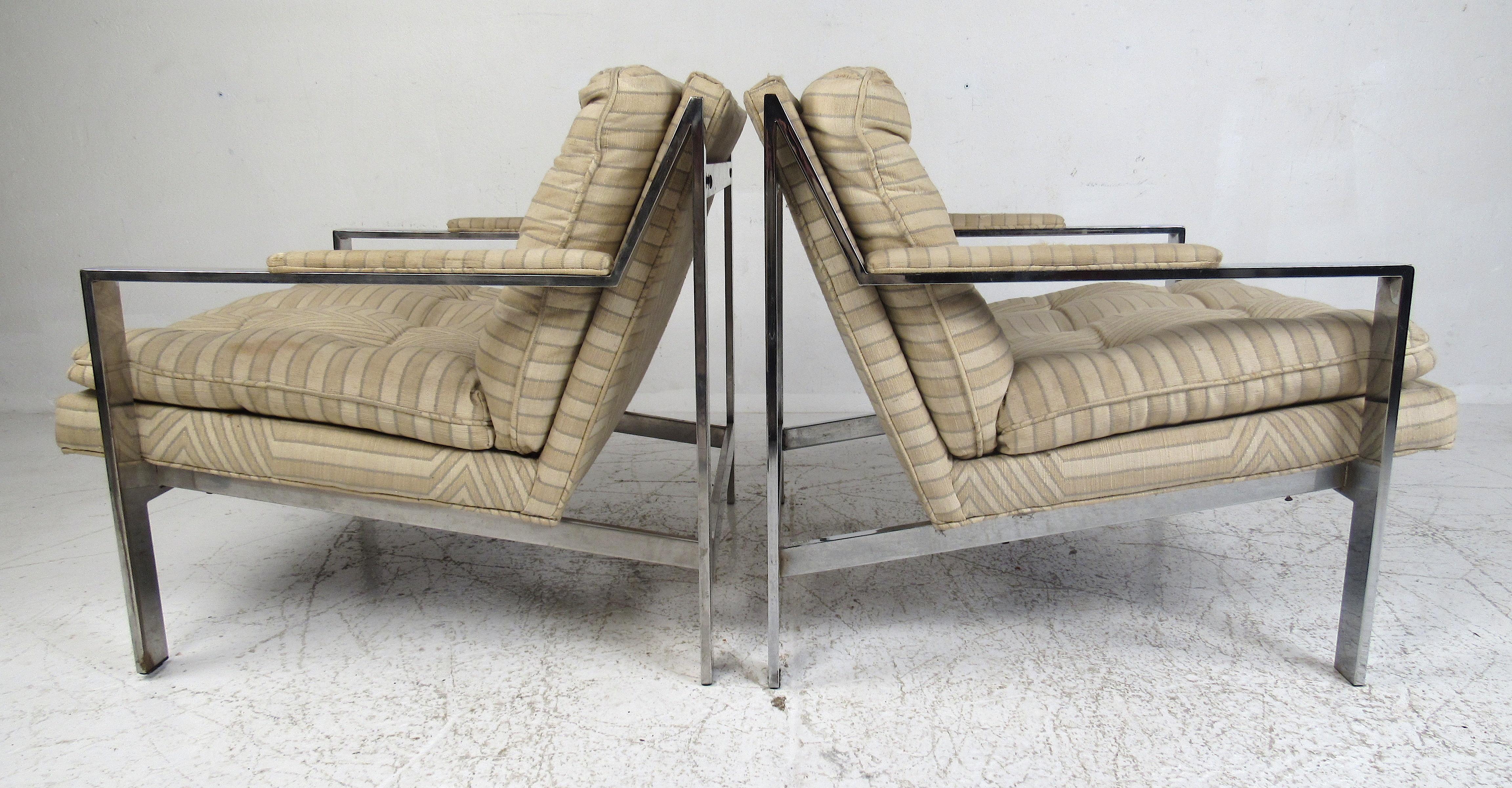 Chaise de salon vintage en chrome à barre plate conçue par Cy Mann dans le style de Milo Baughman. Doté d'une assise et d'un dossier touffetés et d'un cadre chromé lourd, ce modèle simple mais élégant est à la fois stylé et confortable. Veuillez