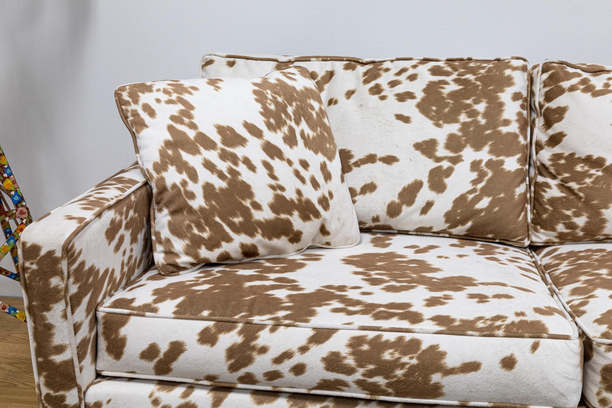 Canapé directionnel de style Milo Baughman avec tissu imprimé vache et pieds en bois Bon état - En vente à Keego Harbor, MI