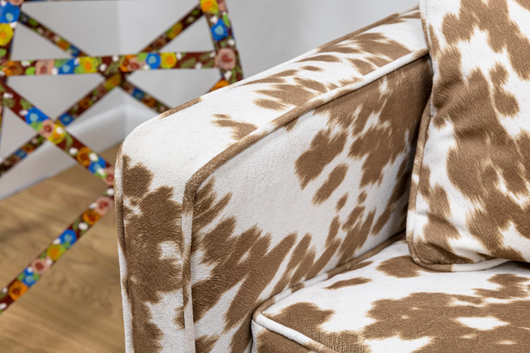 Canapé directionnel de style Milo Baughman avec tissu imprimé vache et pieds en bois en vente 1