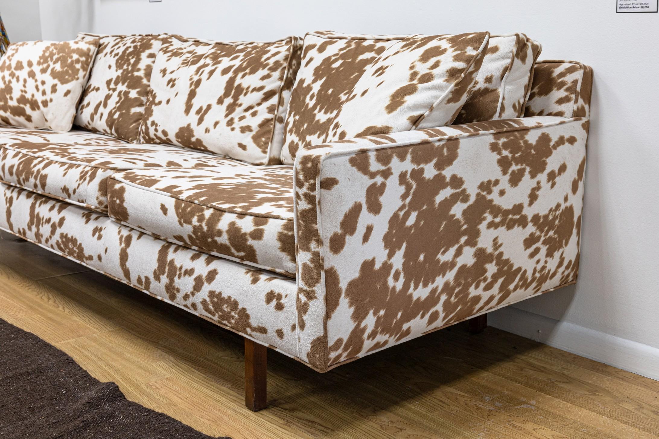Canapé directionnel de style Milo Baughman avec tissu imprimé vache et pieds en bois en vente 2