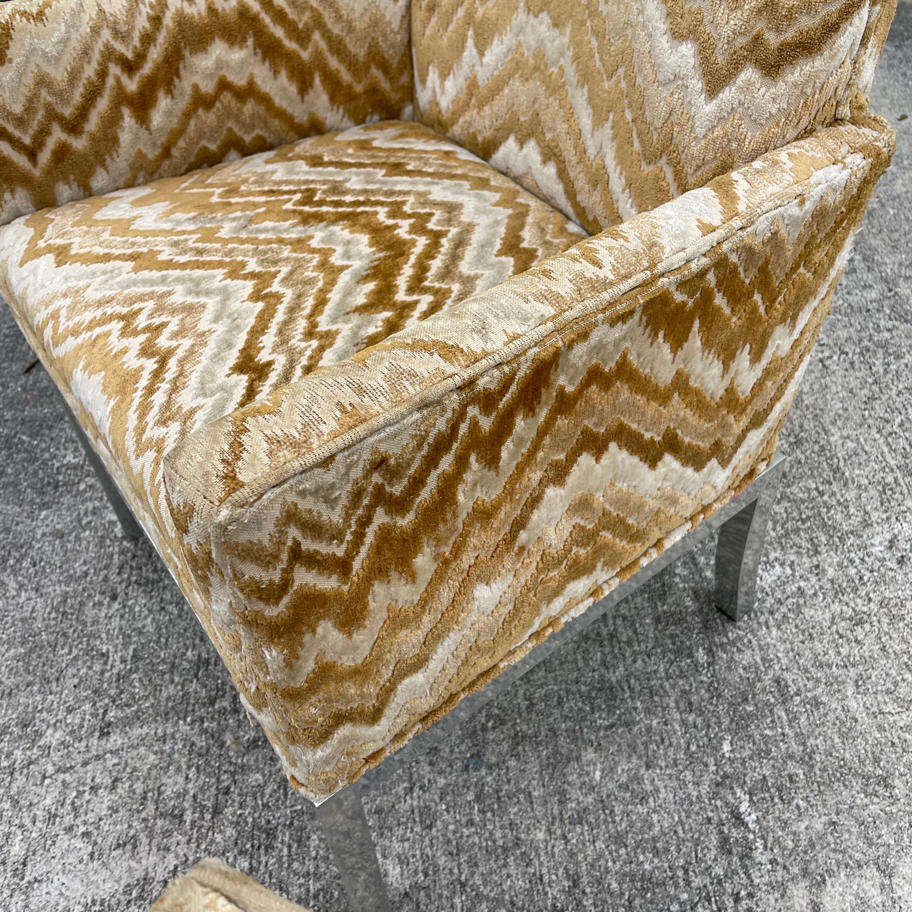 Poltrone con base in metallo imbottite in stile Milo Baughman, una coppia in vendita 4
