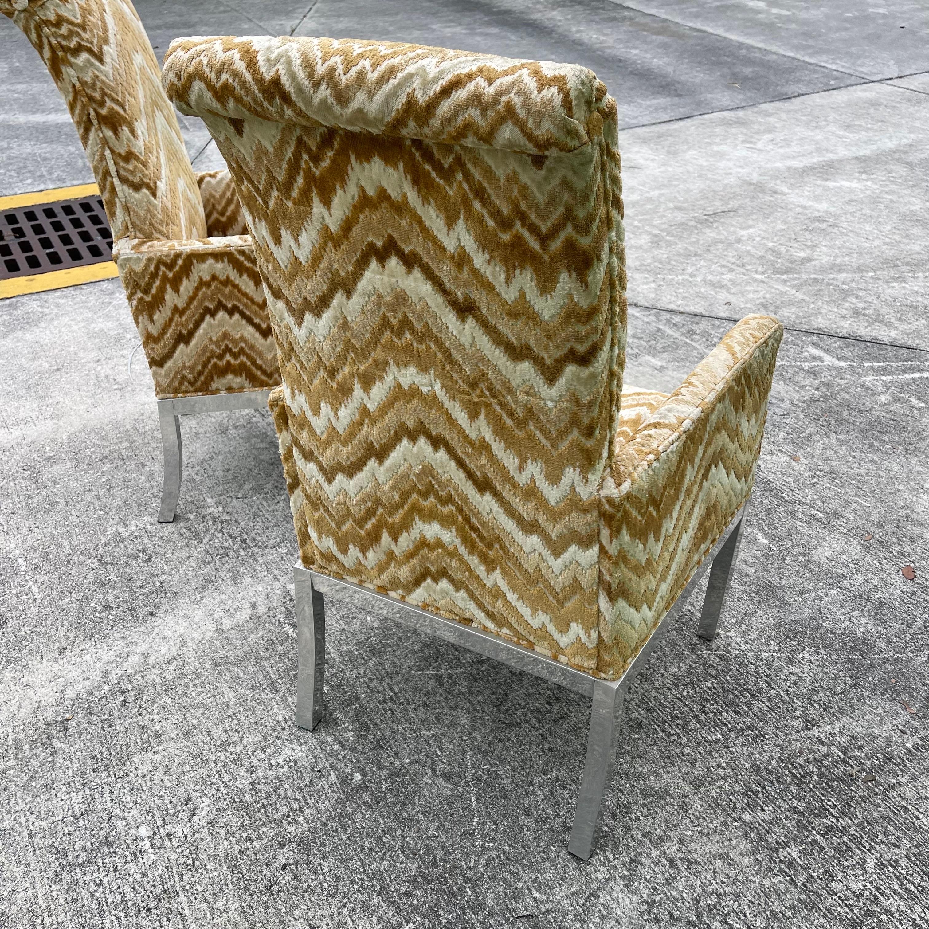 Poltrone con base in metallo imbottite in stile Milo Baughman, una coppia in vendita 5