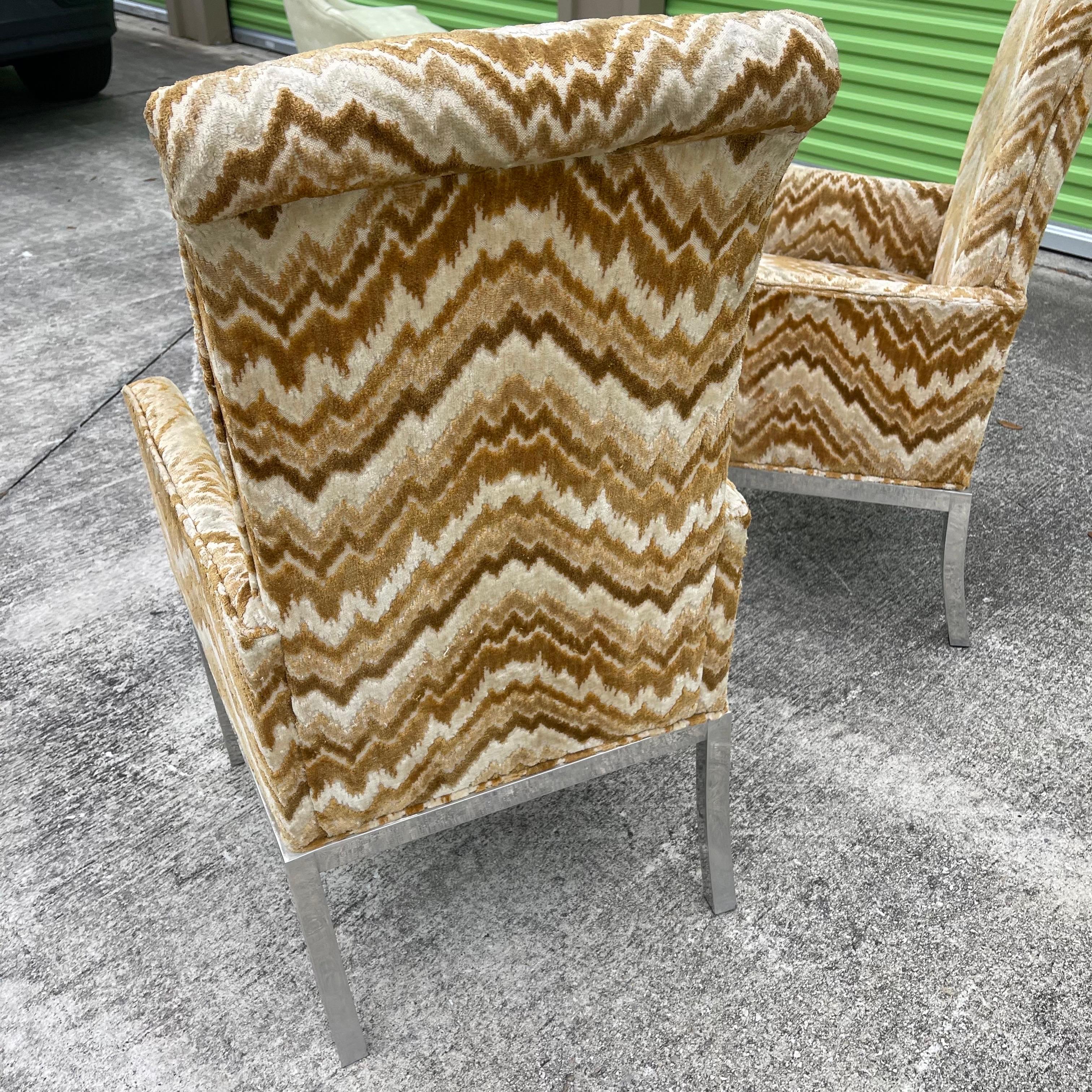 Poltrone con base in metallo imbottite in stile Milo Baughman, una coppia in vendita 6