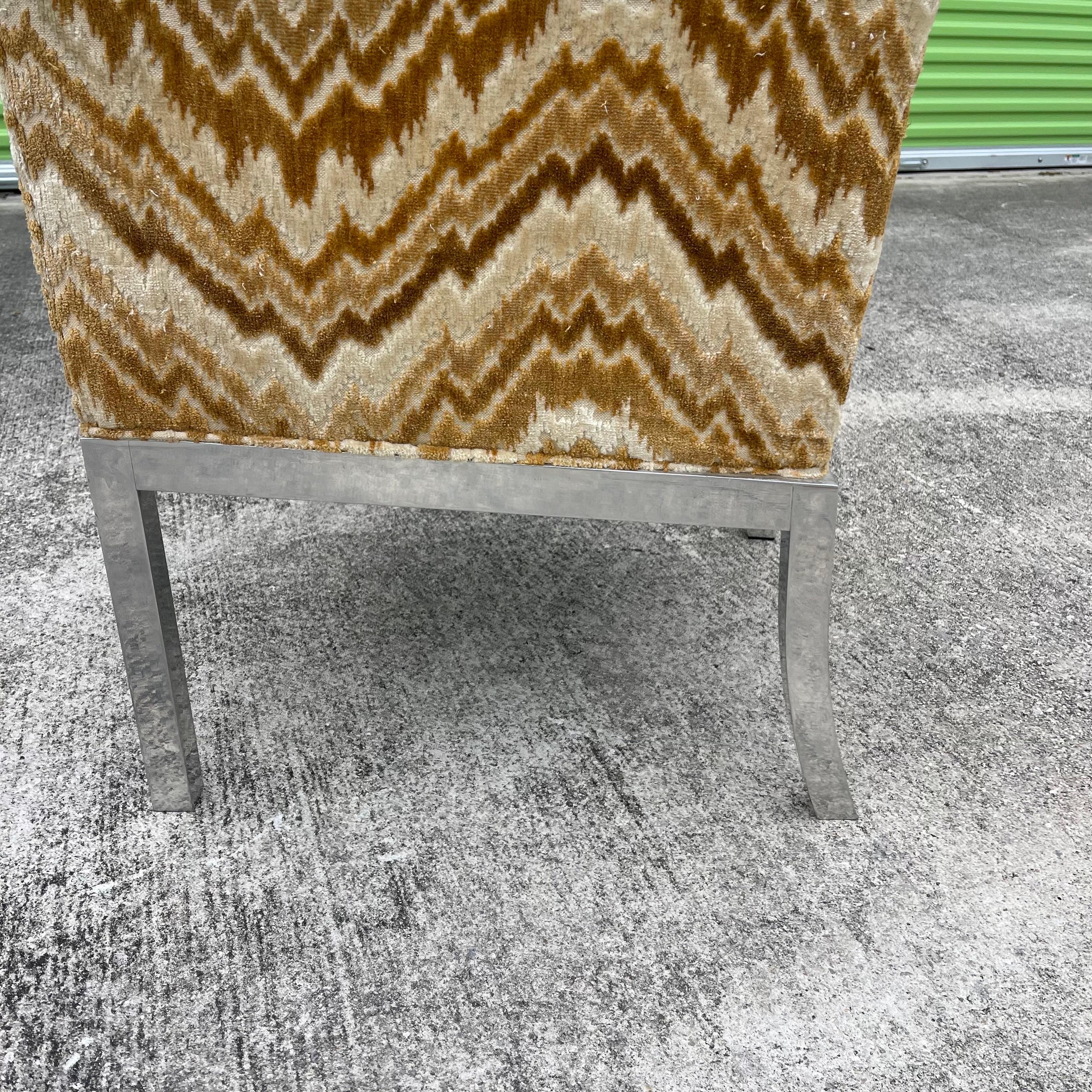 Poltrone con base in metallo imbottite in stile Milo Baughman, una coppia in vendita 7