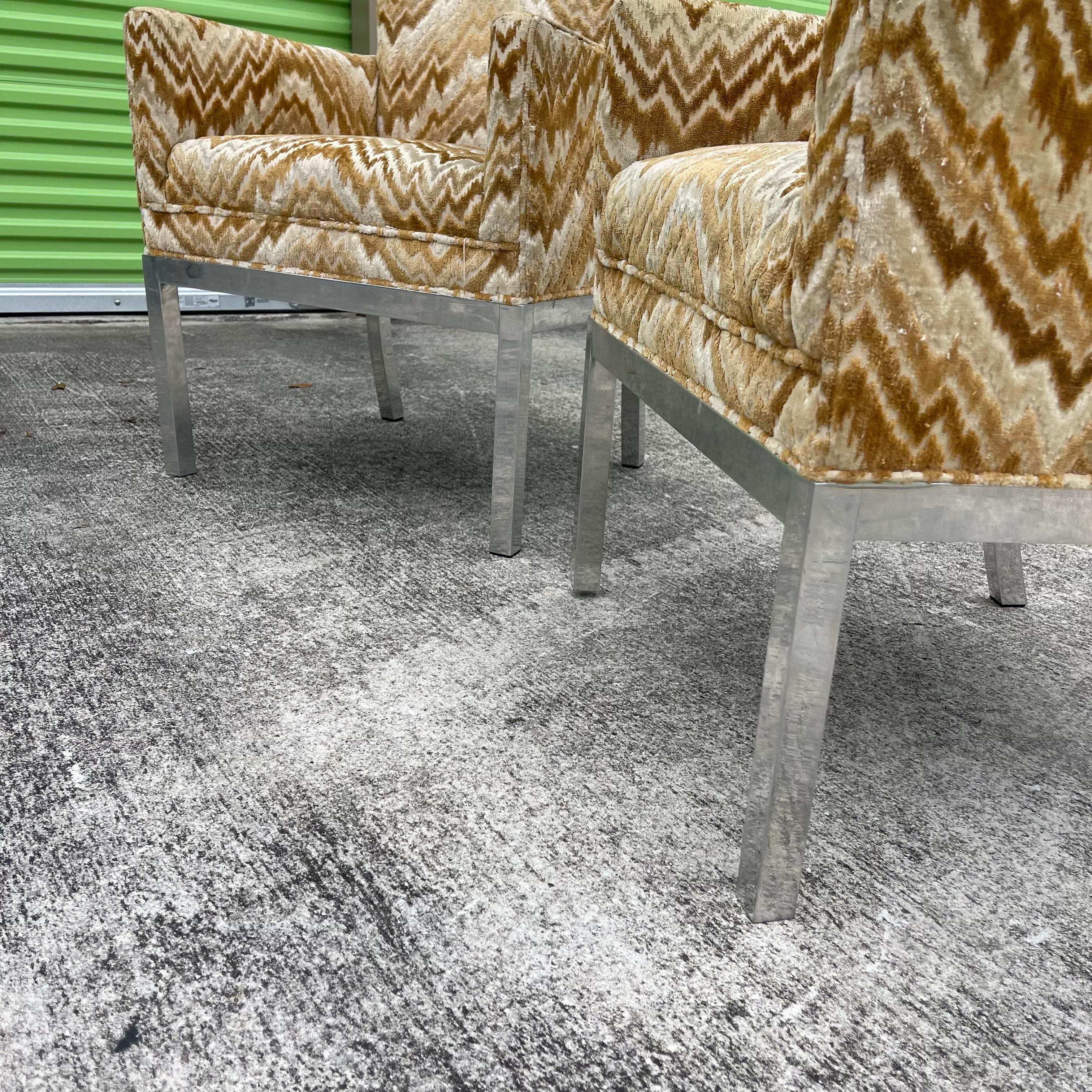 Poltrone con base in metallo imbottite in stile Milo Baughman, una coppia in vendita 8