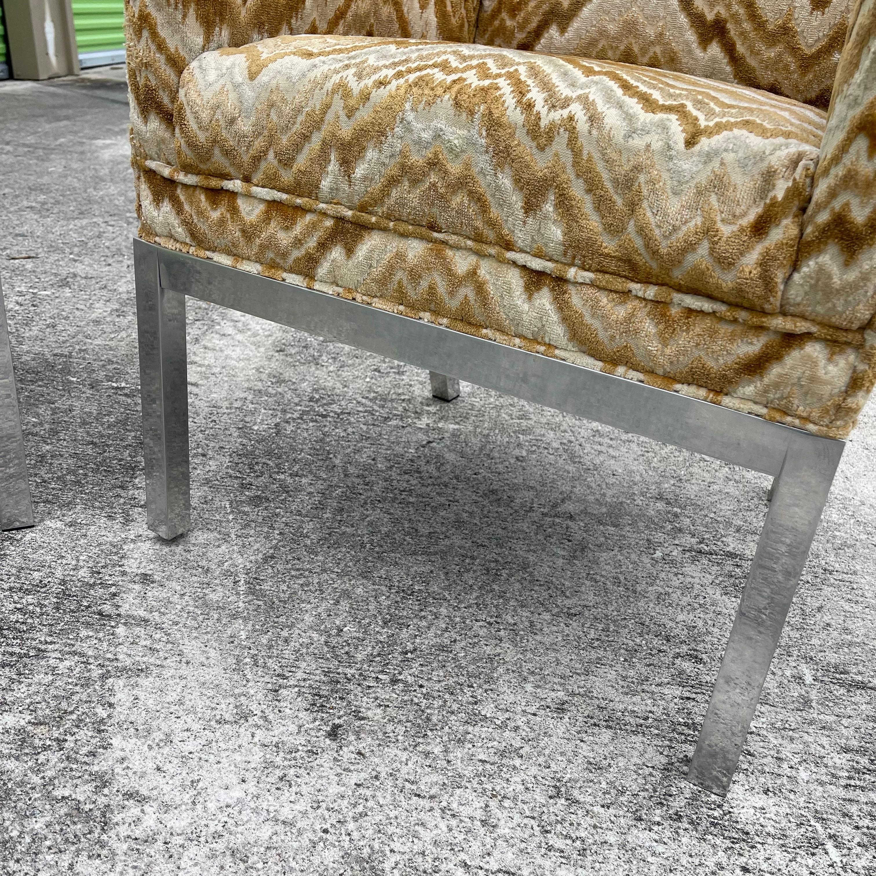 Poltrone con base in metallo imbottite in stile Milo Baughman, una coppia in vendita 9