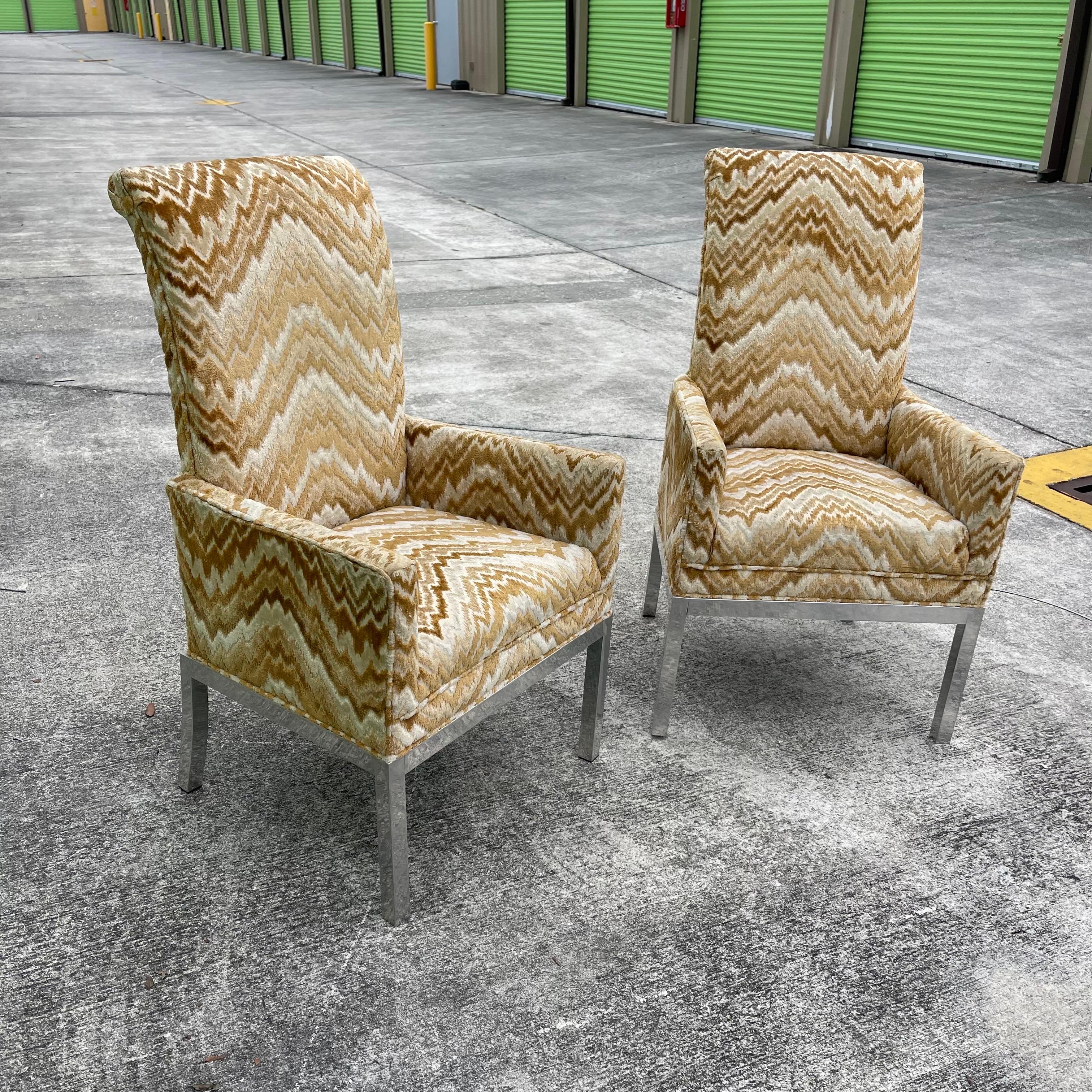 Mid-Century moderno Poltrone con base in metallo imbottite in stile Milo Baughman, una coppia in vendita