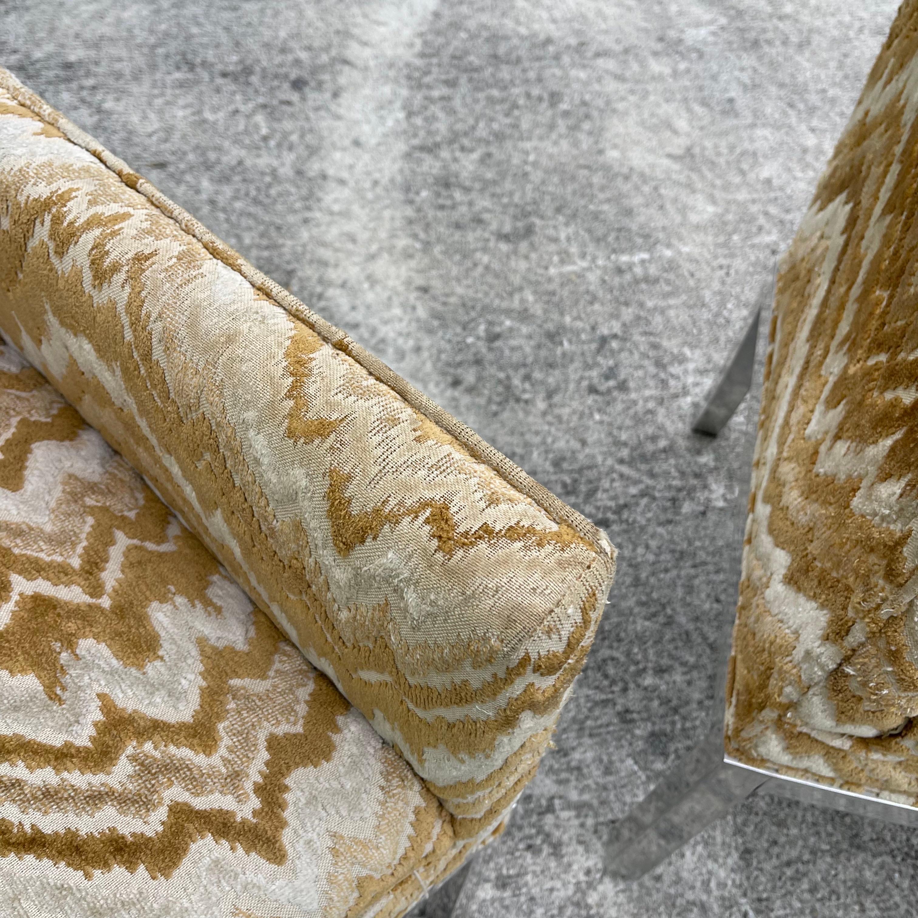 XX secolo Poltrone con base in metallo imbottite in stile Milo Baughman, una coppia in vendita