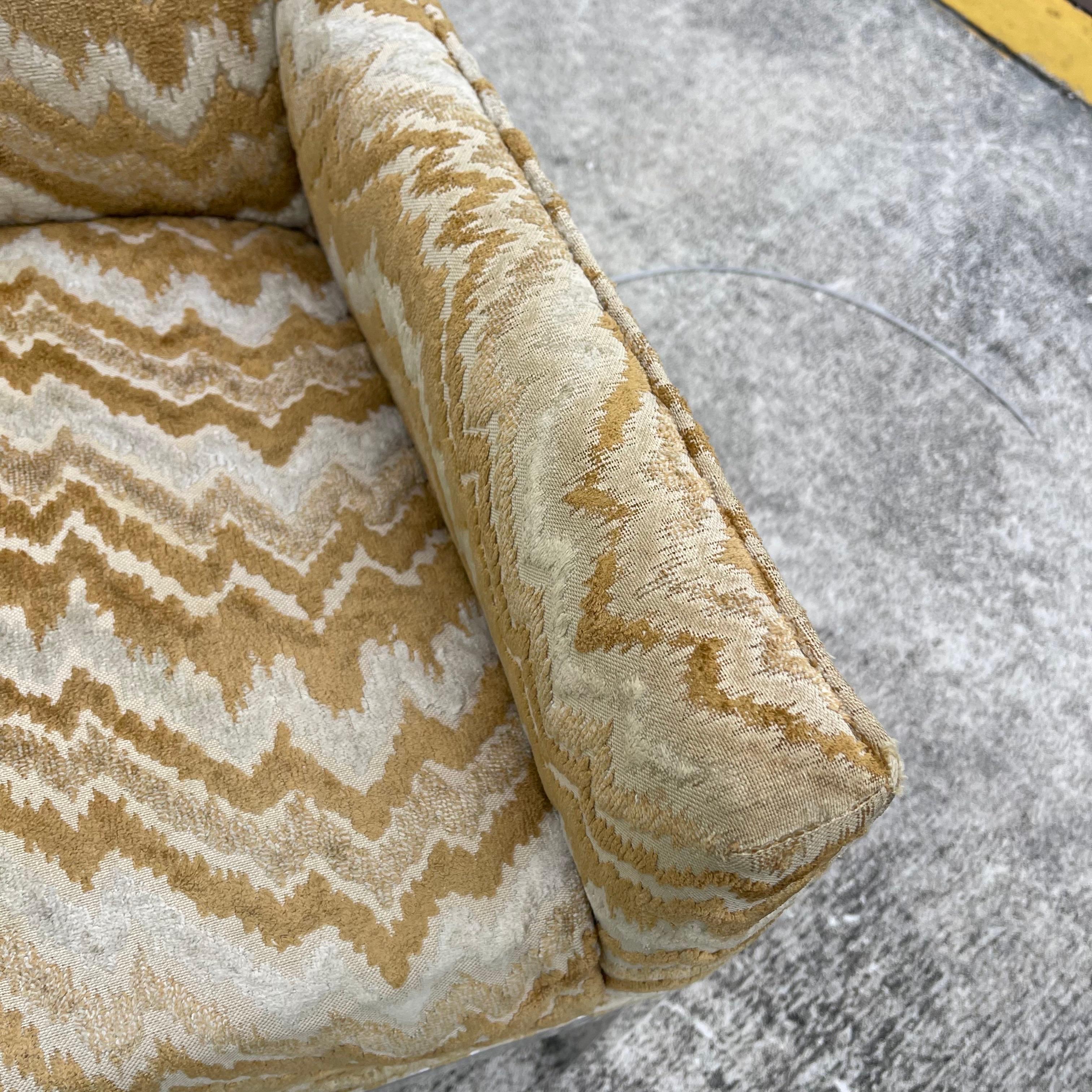 Poltrone con base in metallo imbottite in stile Milo Baughman, una coppia in vendita 2