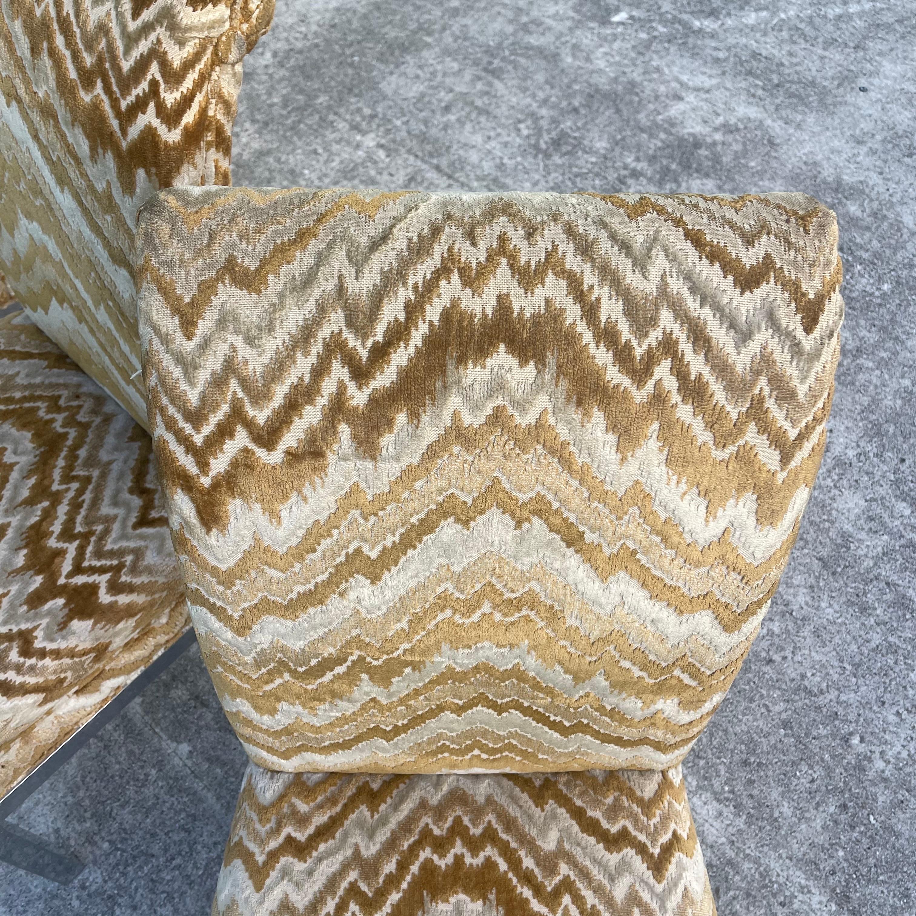 Mid-Century moderno Sedie da pranzo con base in metallo imbottite in stile Milo Baughman con Stitch by Stitch. Set di 4 in vendita