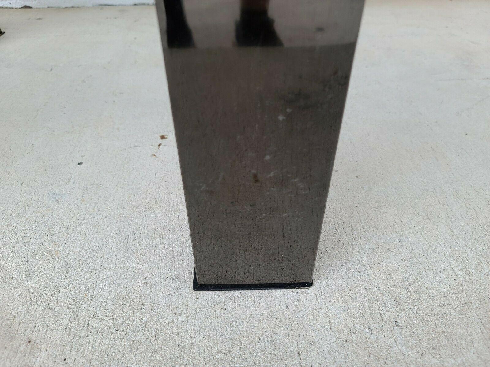 Table d'appoint italienne en laiton et verre chromé noir de style Milo Baughman en vente 4
