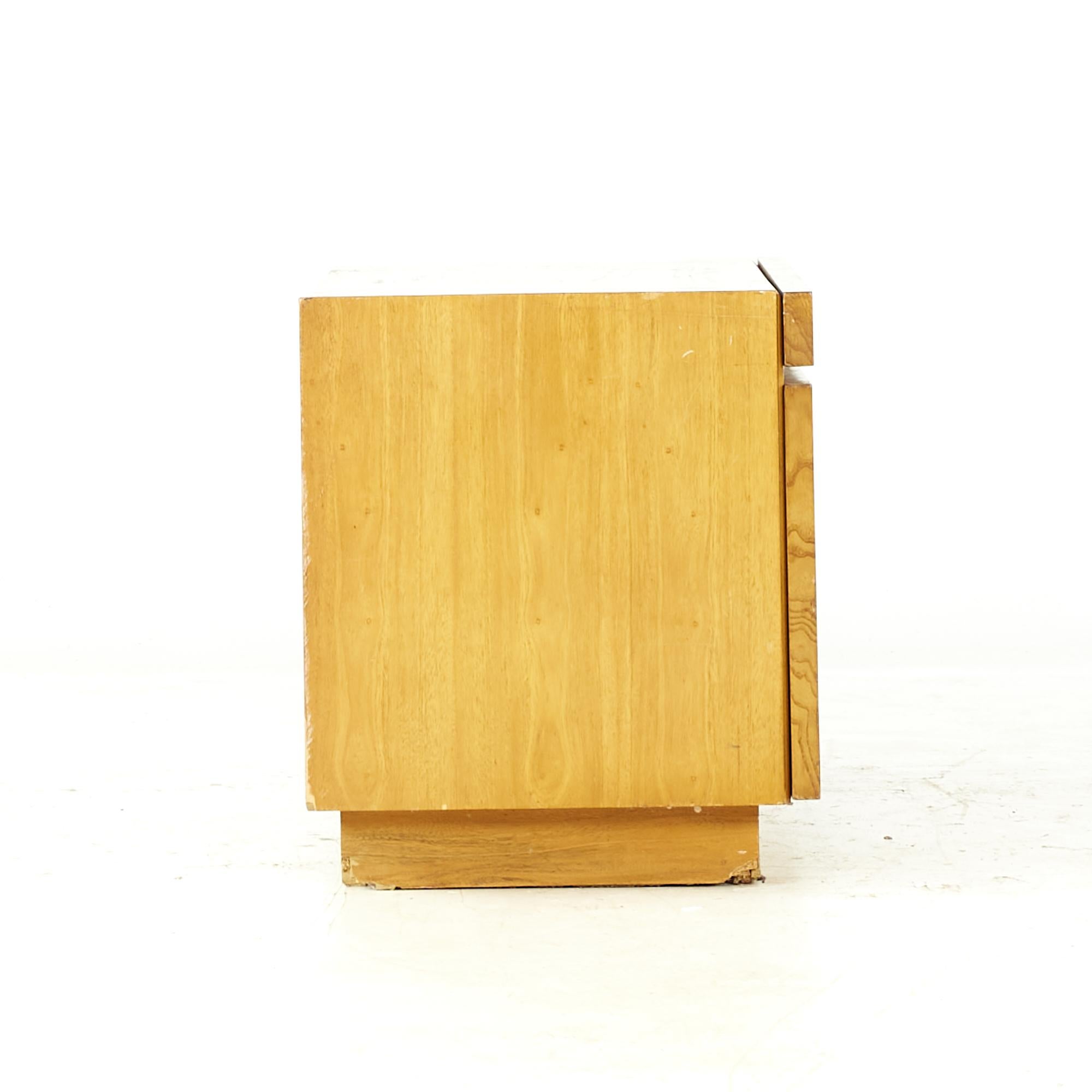 Mesillas de noche Milo Baughman Style Lane Mid Century Burlwood - Pareja en venta 1