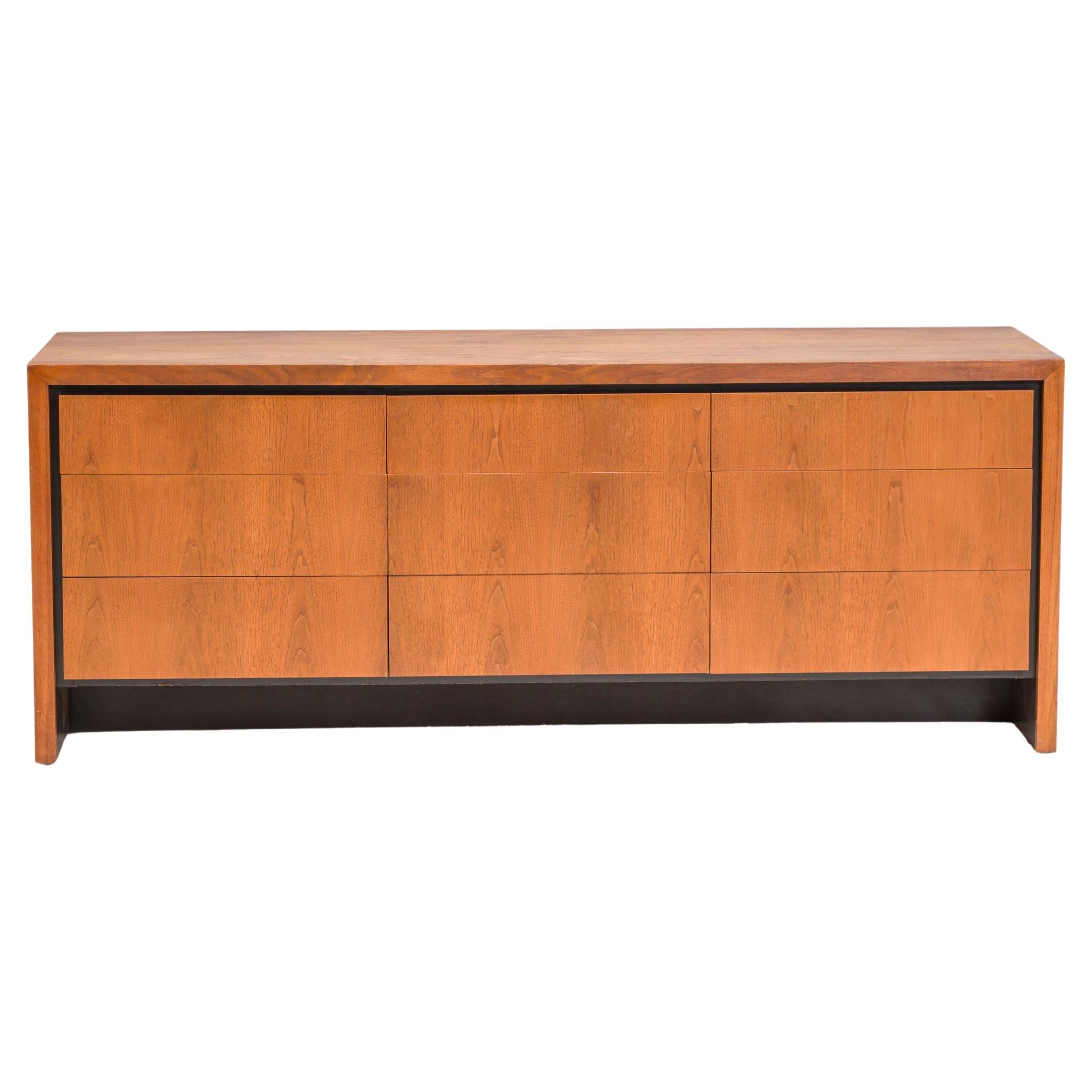 Grand buffet en bois et noir de style Milo Baughman 