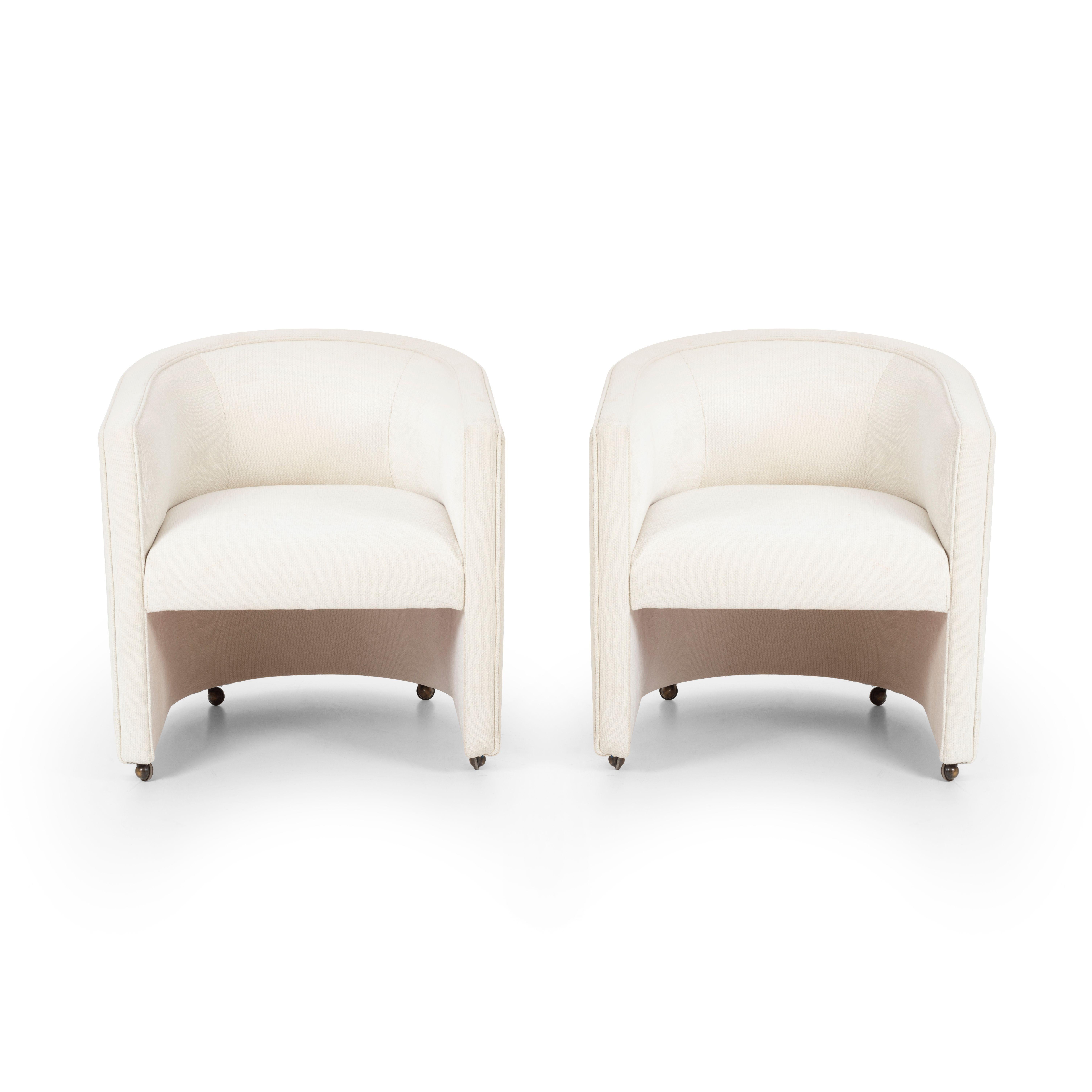 Milo Baughman-Sessel im Stil von Loungesesseln auf abnehmbaren Rädern, neu gepolstert mit Great Plains Baumwoll-Poly-Stoff und orangefarbenen Glanzpunkten, Sitzhöhe 19 Zoll.