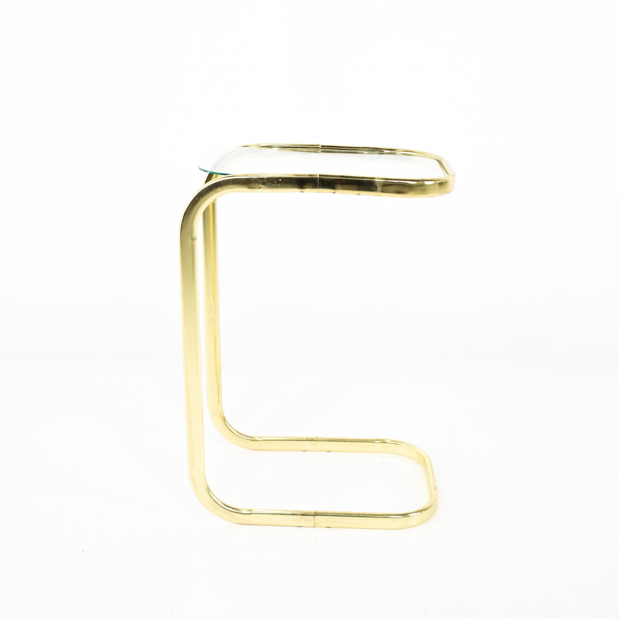 Freitragende Beistelltische aus Messing und Glas im Stil von Milo Baughman, Paar im Angebot 2