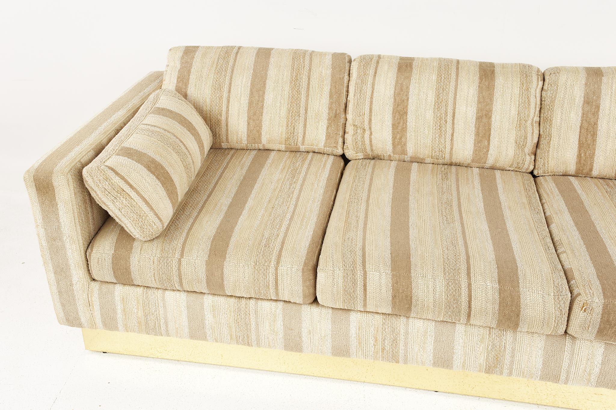 Milo Baughman-Stil Mid-Century-Sofa mit Messingfuß (Ende des 20. Jahrhunderts) im Angebot