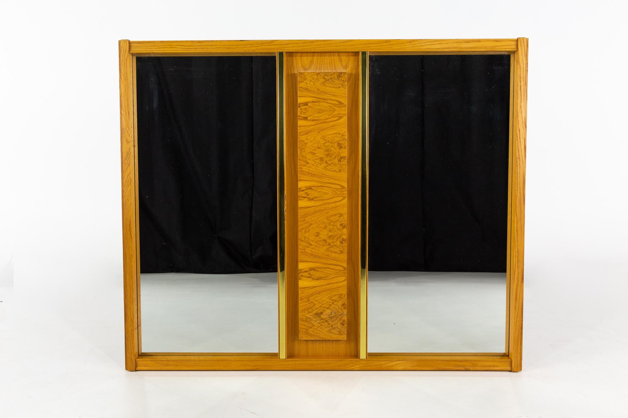 Specchio in ottone e legno di rovere del metà del secolo scorso in stile Milo Baughman

Questo specchio misura: 52 di larghezza x 2 di profondità x 42 di altezza

Tutti i mobili possono essere acquistati in quello che noi chiamiamo stato vintage