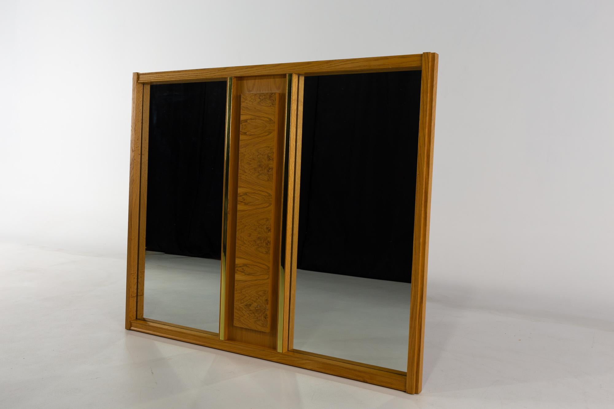 Mid-Century moderno Specchio in ottone e legno di rovere del metà del secolo scorso in stile Milo Baughman in vendita