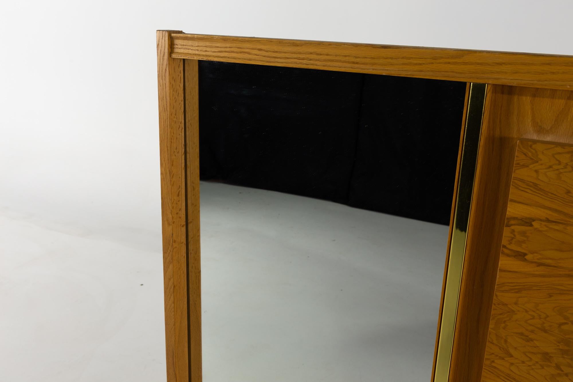 Americano Specchio in ottone e legno di rovere del metà del secolo scorso in stile Milo Baughman in vendita