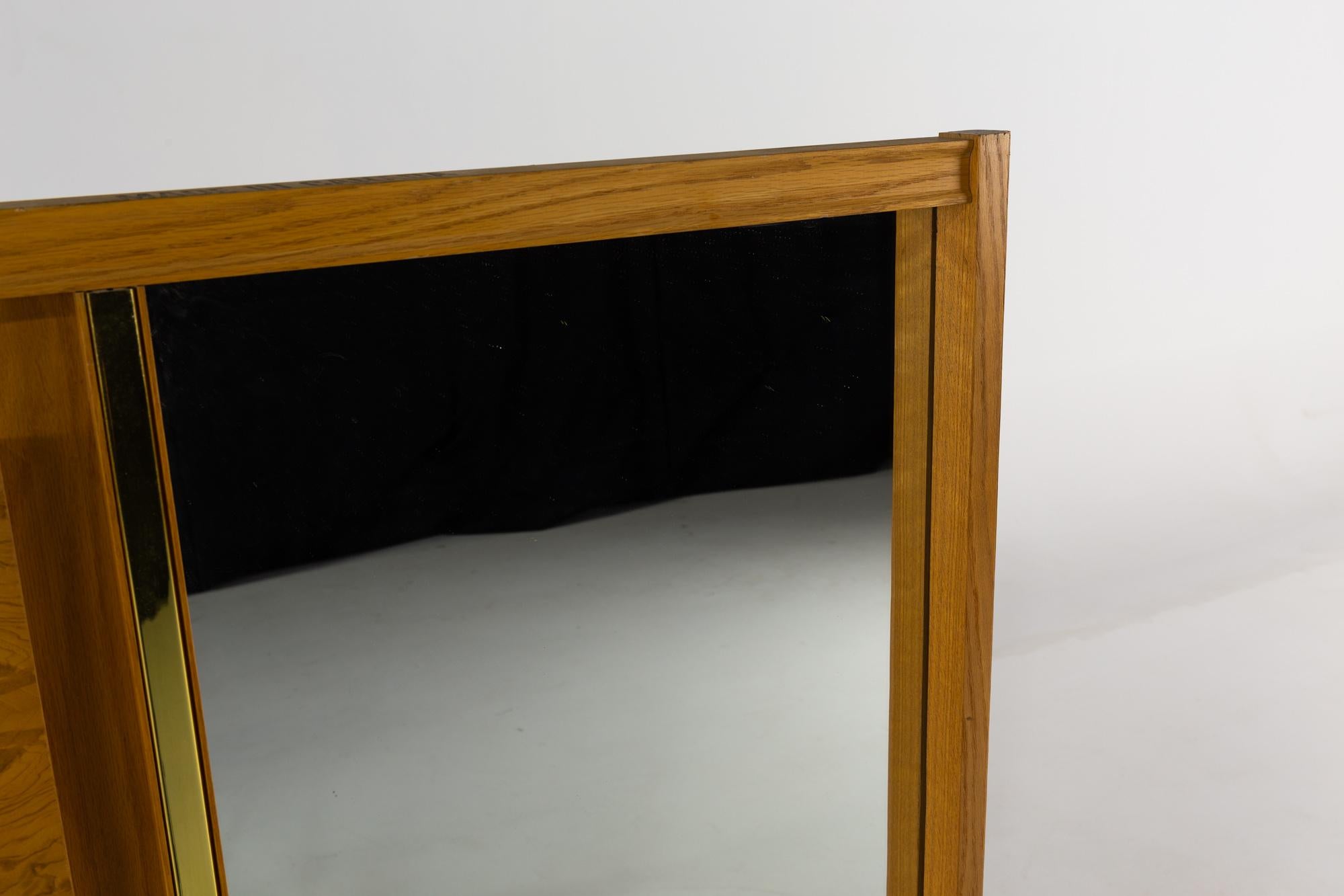 Specchio in ottone e legno di rovere del metà del secolo scorso in stile Milo Baughman In condizioni buone in vendita a Countryside, IL