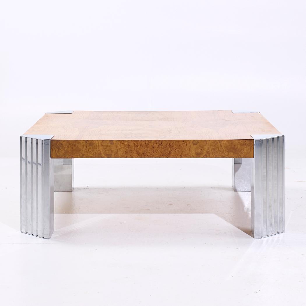 Mesa baja de madera de burl y cromo estilo Milo Baughman de mediados de siglo

Esta mesa de centro mide 40,5 de ancho x 40,5 de fondo x 15 pulgadas de alto

Hacemos nuestras fotos en un estudio con iluminación controlada para mostrar el máximo