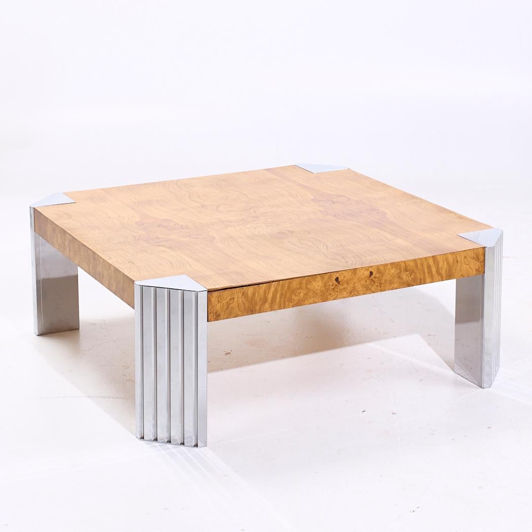 Mesa baja de madera de burl y cromo estilo Milo Baughman de mediados de siglo Estadounidense en venta