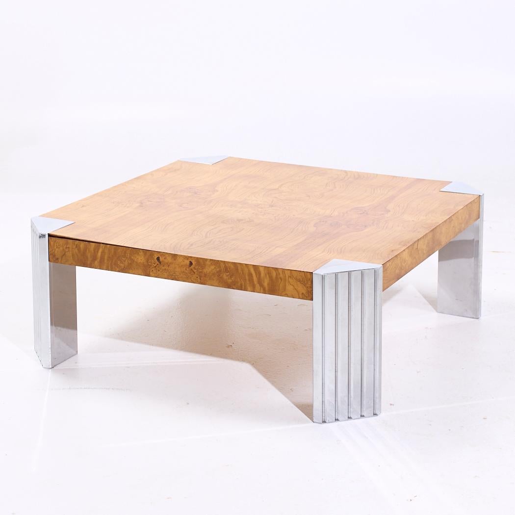 Mesa baja de madera de burl y cromo estilo Milo Baughman de mediados de siglo finales del siglo XX en venta