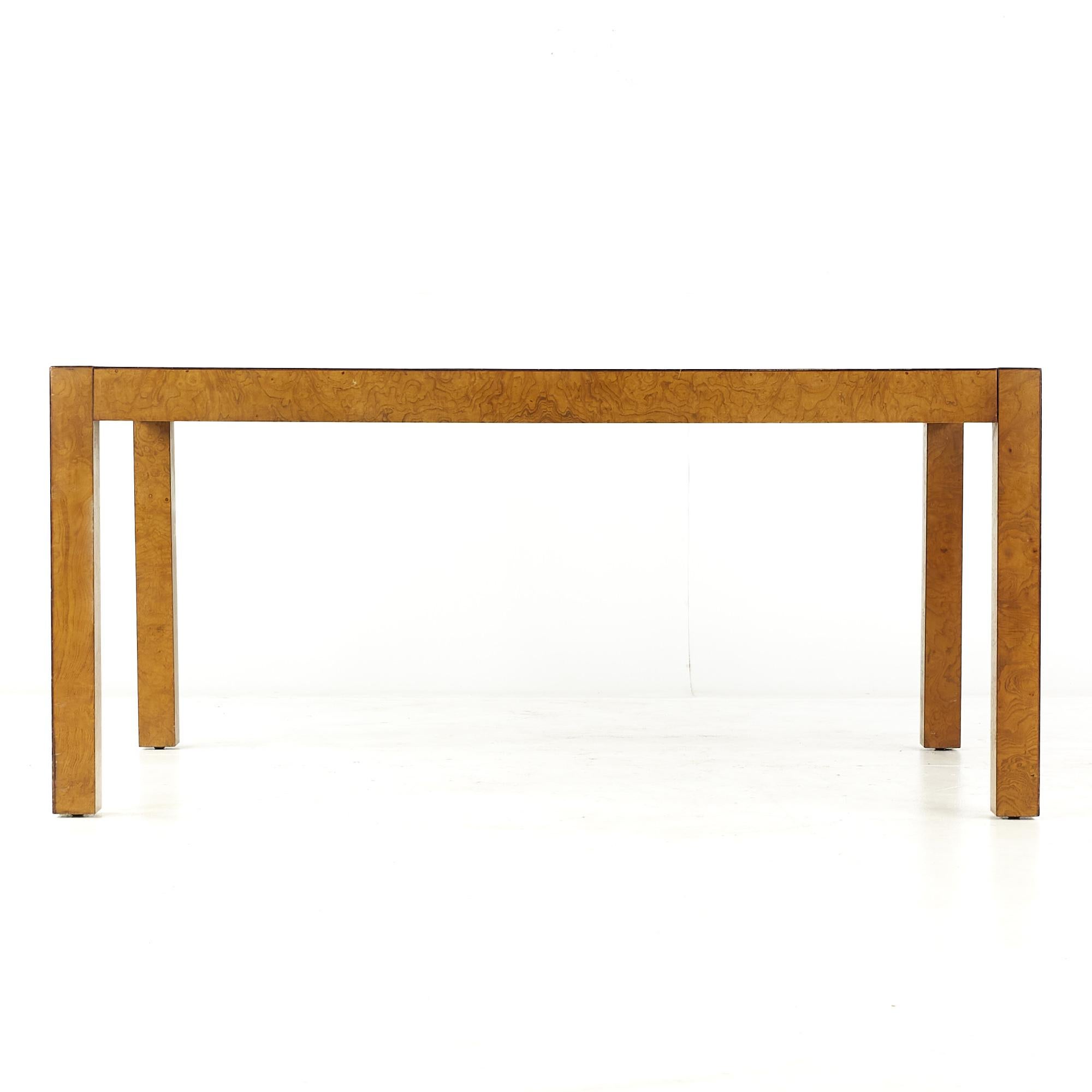 Milo Baughman Esstisch aus Wurzelholz im Stil der Mitte des Jahrhunderts.

Dieser Esstisch misst: 64 breit x 42 tief x 29 hoch, mit einem Stuhl Abstand von 25,5 Zoll.

Alle Möbelstücke sind in einem so genannten restaurierten Vintage-Zustand zu
