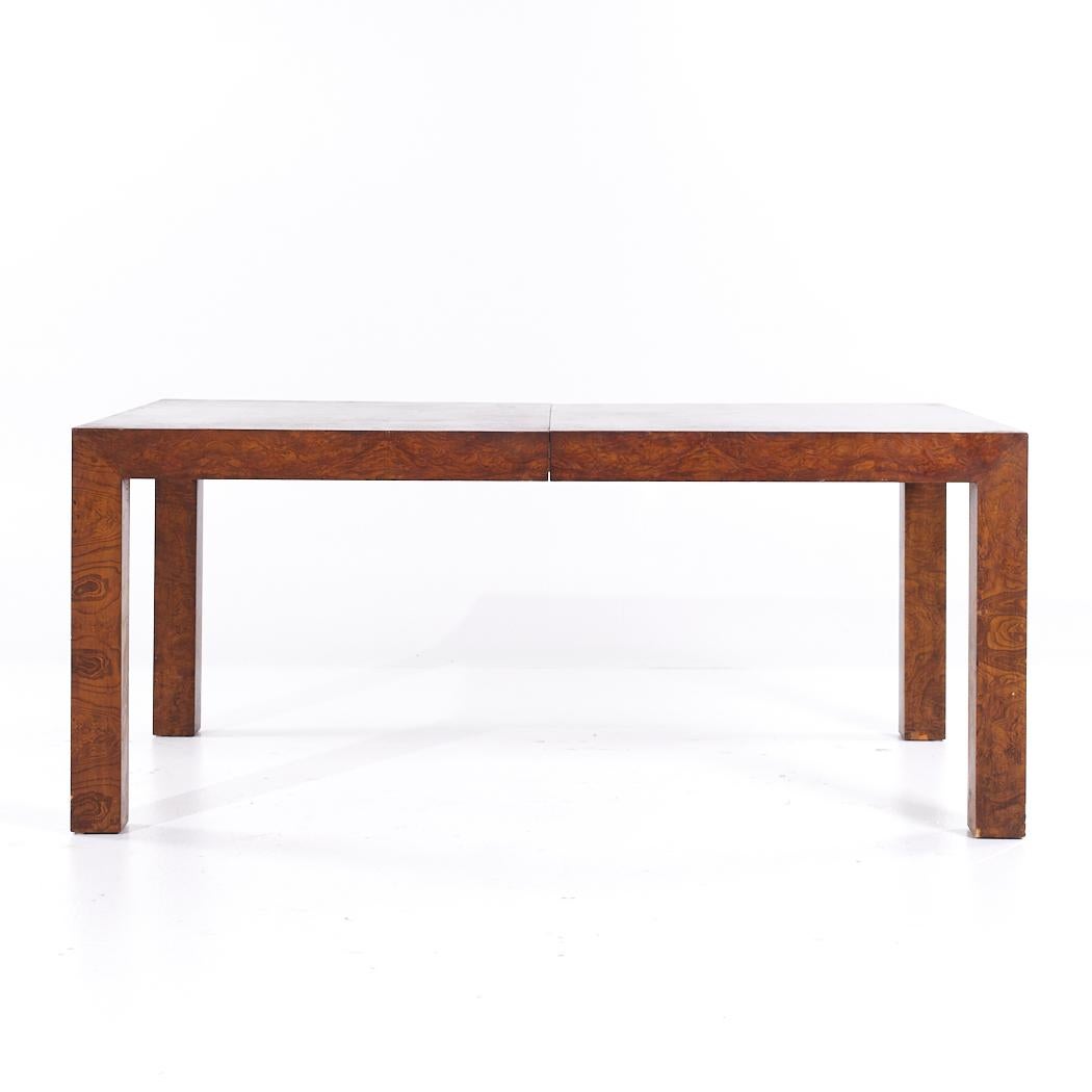 Milo Baughman Stil Mid Century Burlwood Expanding Esstisch mit 2 Leaves

Dieser Tisch misst: 66 breit x 39 tief x 28,25 Zoll hoch, mit einem Stuhl Abstand von 24,5 Zoll, jedes Blatt misst 22 Zoll breit, so dass eine maximale Tischbreite von 110