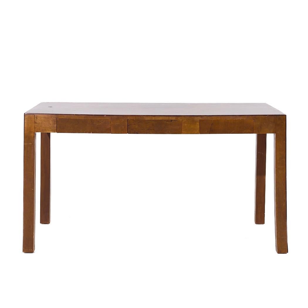 Scrivania Parsons in stile Milo Baughman, metà secolo, in legno di betulla

Questa scrivania misura: 54,25 larghezza x 27 profondità x 29,5 altezza, con uno spazio per la sedia di 25,25 pollici.

Scattiamo le nostre foto in uno studio a