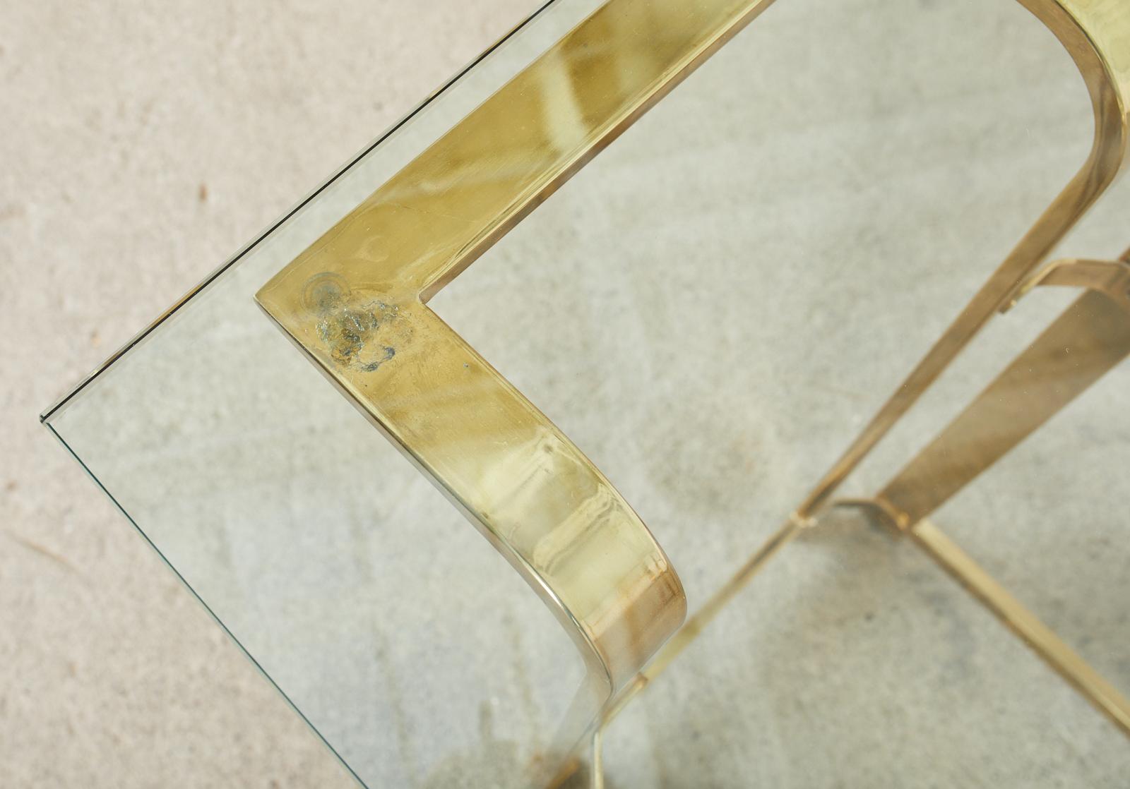 Console en laiton doré et verre de style Milo Baughman du milieu du siècle dernier en vente 1