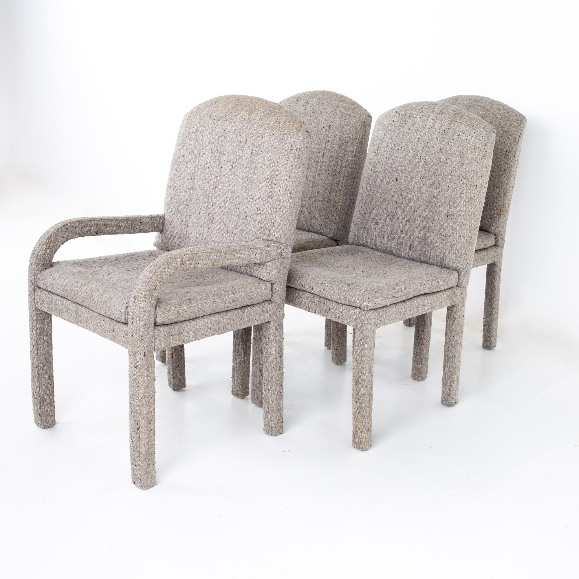 Chaises Parsons grises de style Milo Baughman, datant du milieu du siècle dernier - Lot de 4
Chaque chaise mesure : 22.largeur 25 x profondeur 23,5 x hauteur 40, avec une hauteur d'assise de 20 pouces

Tous les meubles peuvent être obtenus dans
