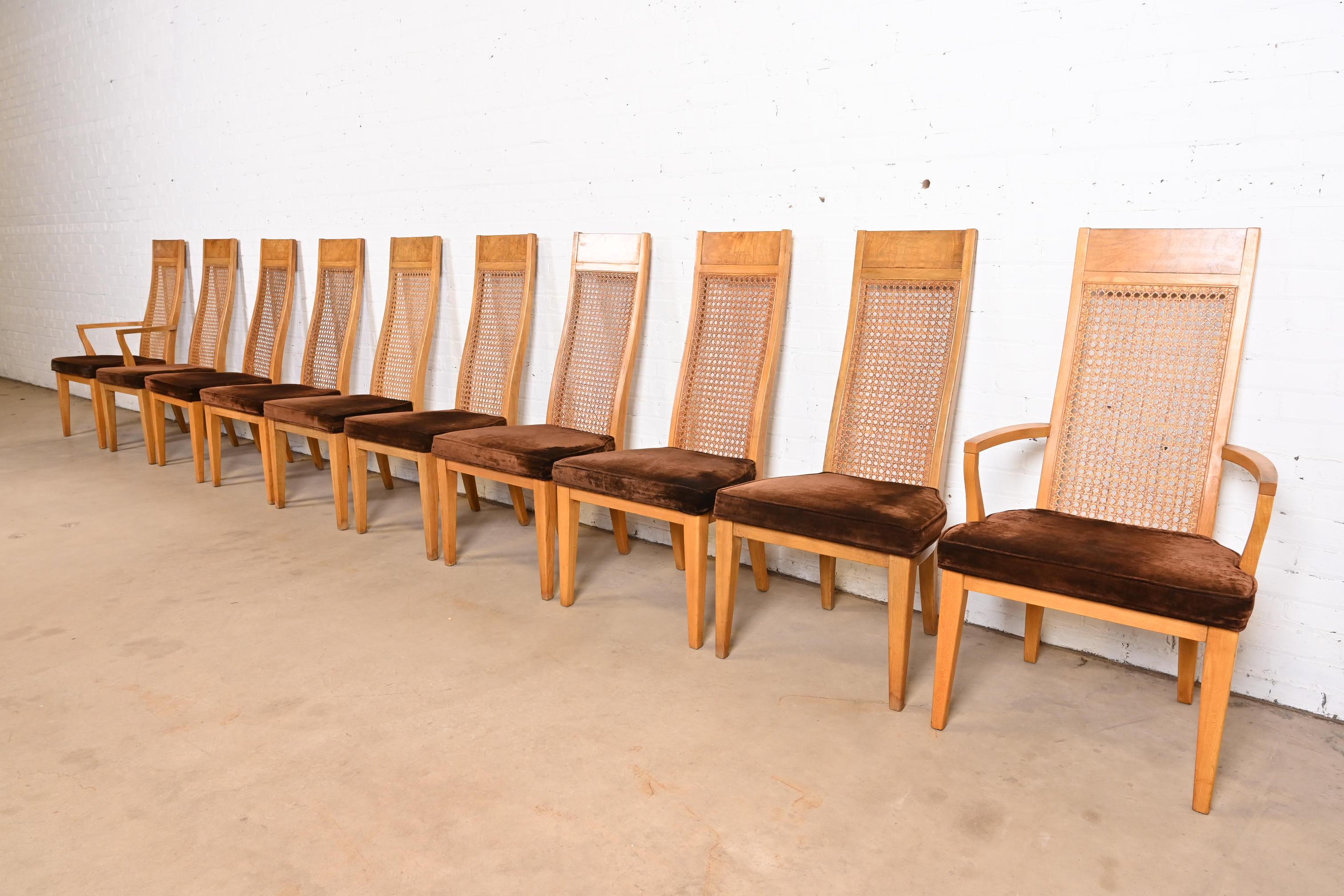 Uno splendido set di dieci sedie da pranzo con schienale alto in stile Milo Baughman del Mid-Century Modern

Di Lane Furniture

USA, anni '70

Struttura in legno di frassino e radica, con schienali a canne e sedute imbottite in velluto