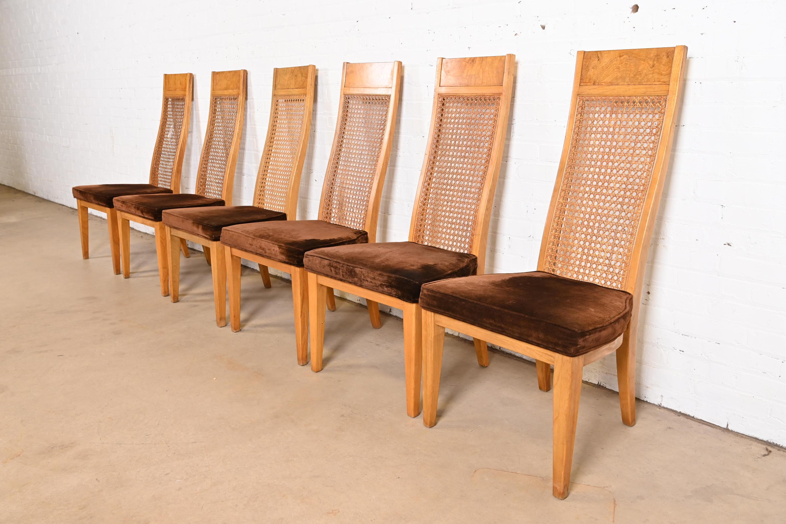 Magnifique ensemble de six chaises de salle à manger à haut dossier de style Milo, moderne du milieu du siècle.

Par Lane Furniture

États-Unis, années 1970

Piétements en frêne et ronce, dossiers cannelés et assises tapissées de velours