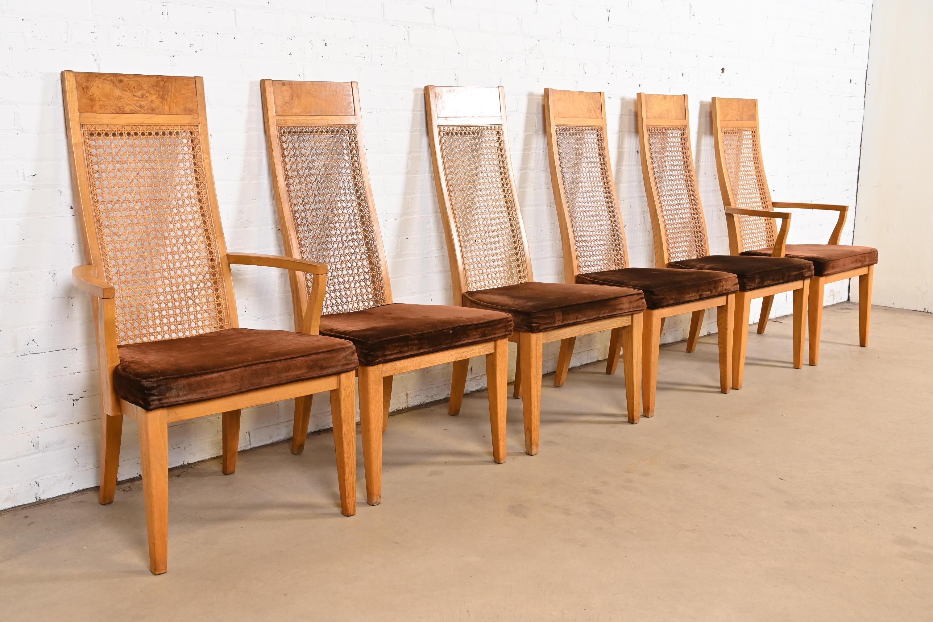 Magnifique ensemble de six chaises de salle à manger à haut dossier de style Milo, moderne du milieu du siècle.

Par Lane Furniture

États-Unis, années 1970

Piétements en frêne et ronce, dossiers cannelés et assises tapissées de velours