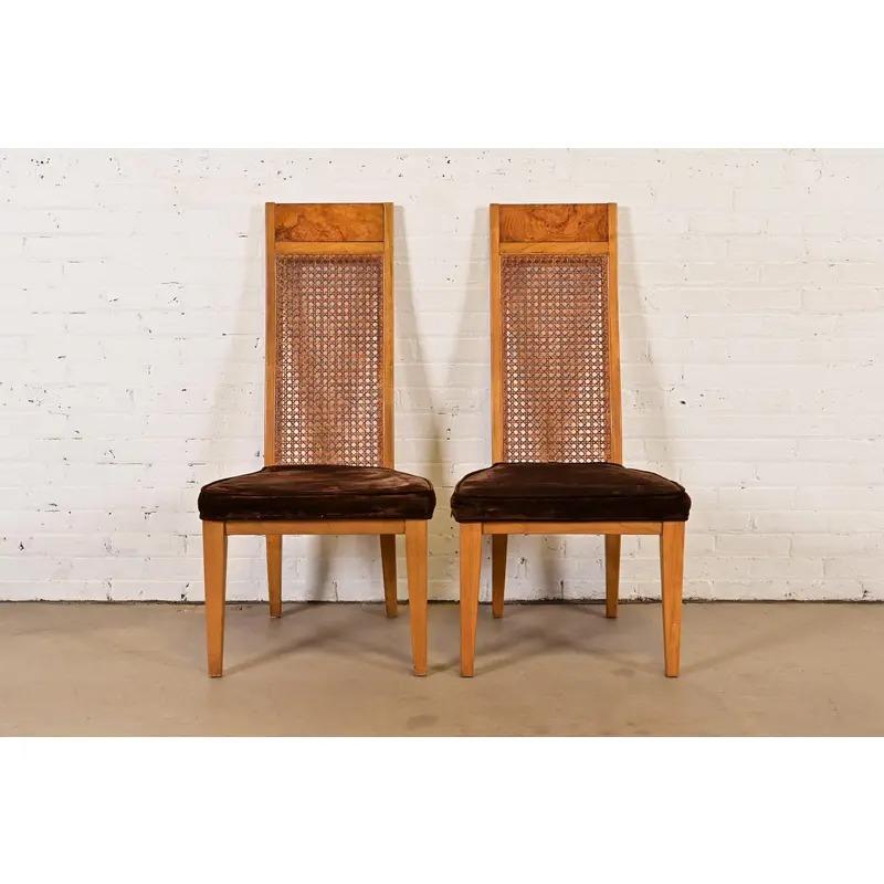 Ein wunderschönes Paar von Milo Baughman Stil Mid-Century Modern hohe Rückenlehne Stühle oder Esszimmerstühle

Von Lane Furniture

USA, 1970er Jahre

Gestelle aus Eschen- und Wurzelholz, Rückenlehnen aus Rohrgeflecht und gepolsterte Sitze aus